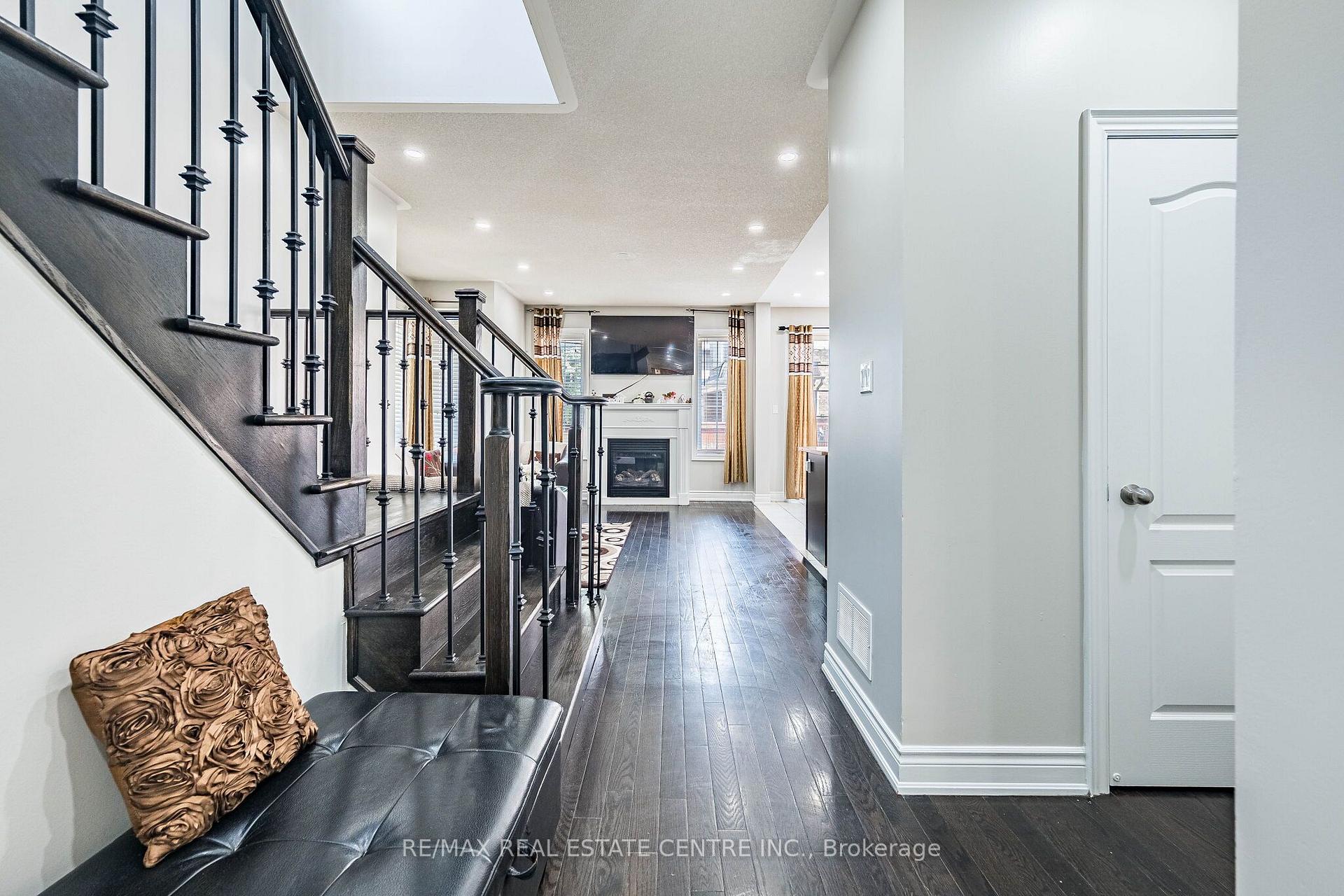 Photo 11 of 9 Loftsmoor Drive, Brampton, Sandringham-Wellington — HOMEH