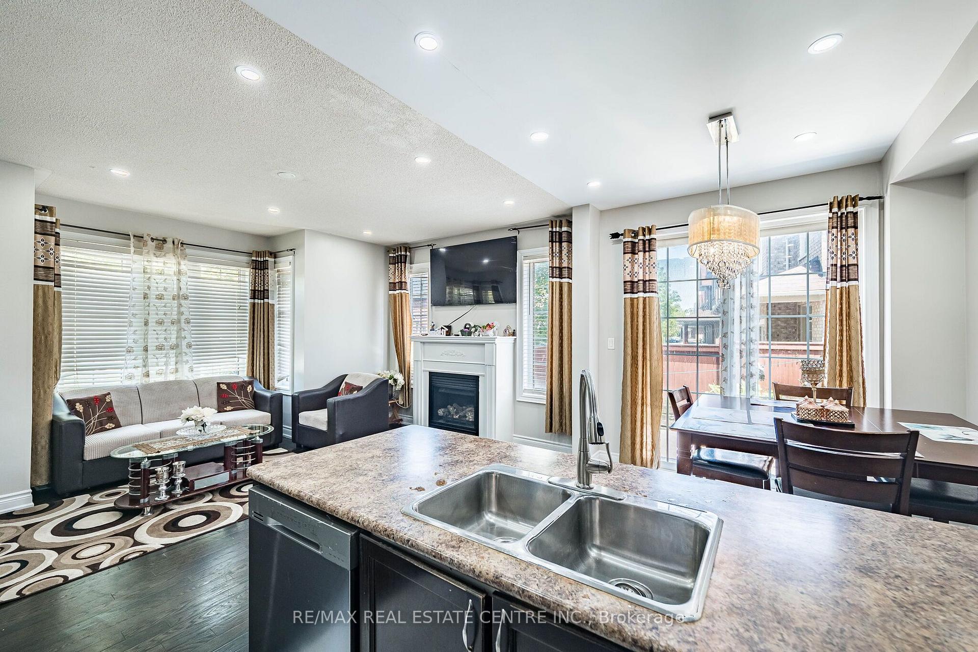 Photo 17 of 9 Loftsmoor Drive, Brampton, Sandringham-Wellington — HOMEH