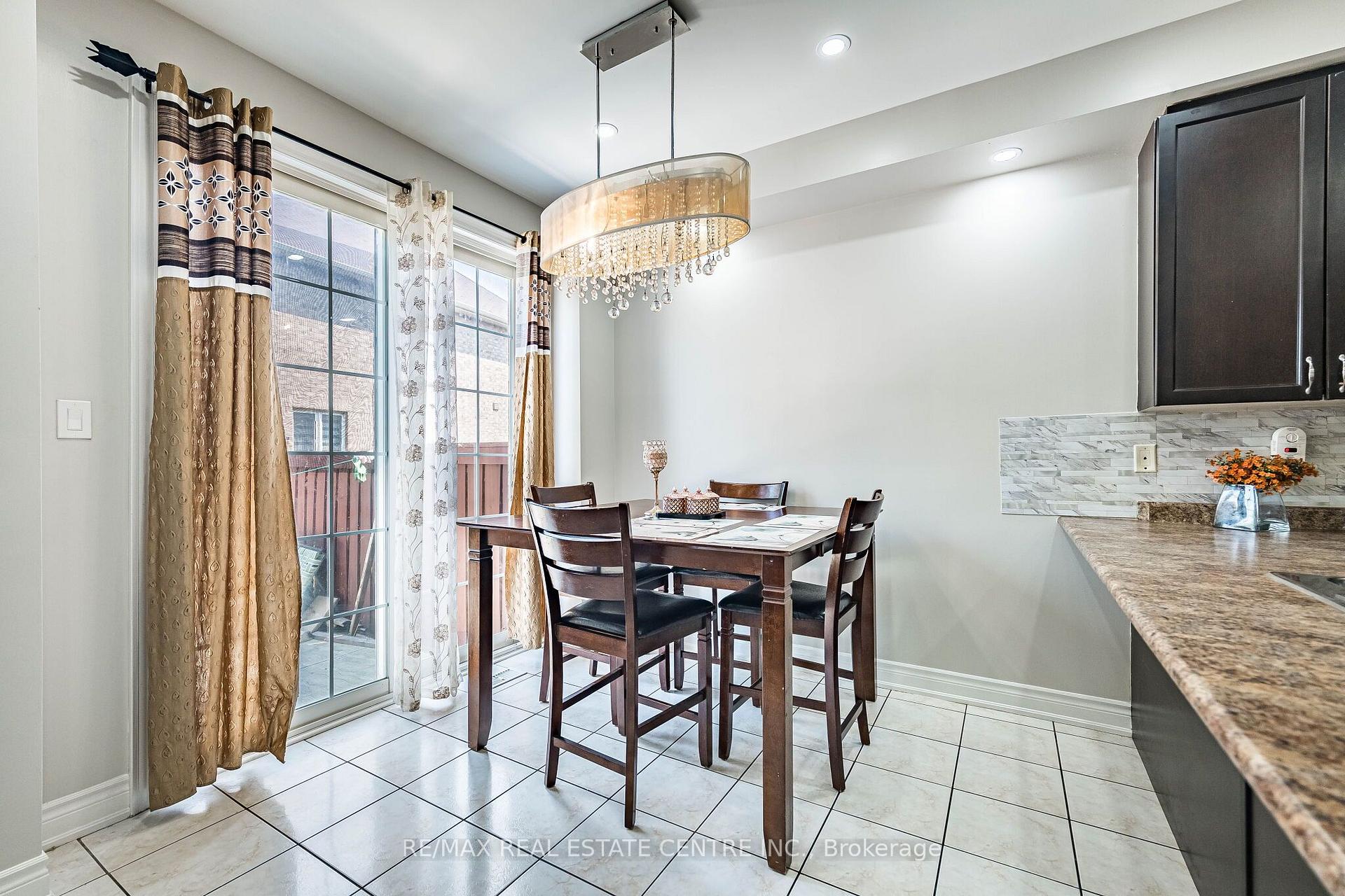 Photo 18 of 9 Loftsmoor Drive, Brampton, Sandringham-Wellington — HOMEH