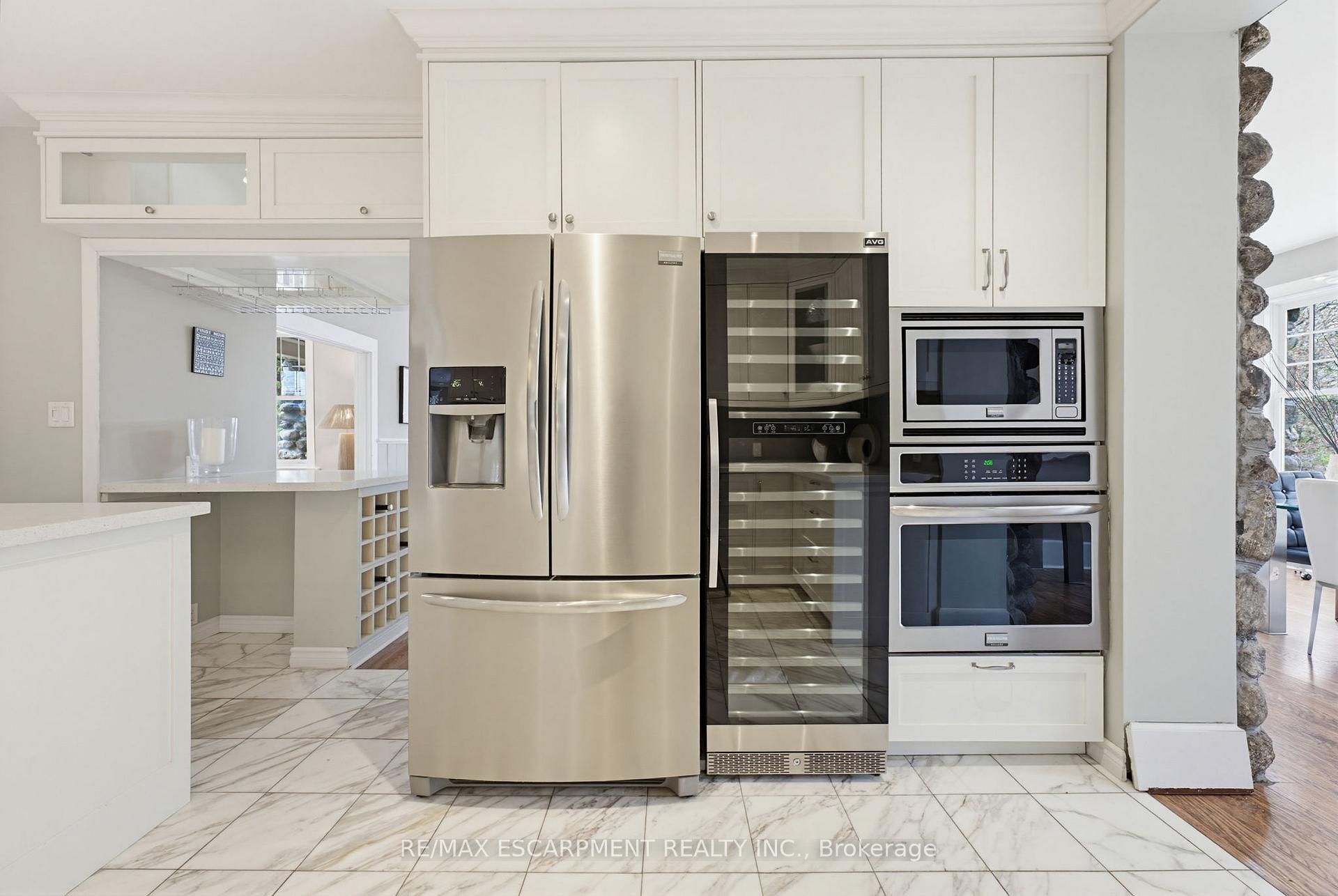 Photo 10 of 3083 Lakeshore Road, Burlington, Roseland — HOMEH