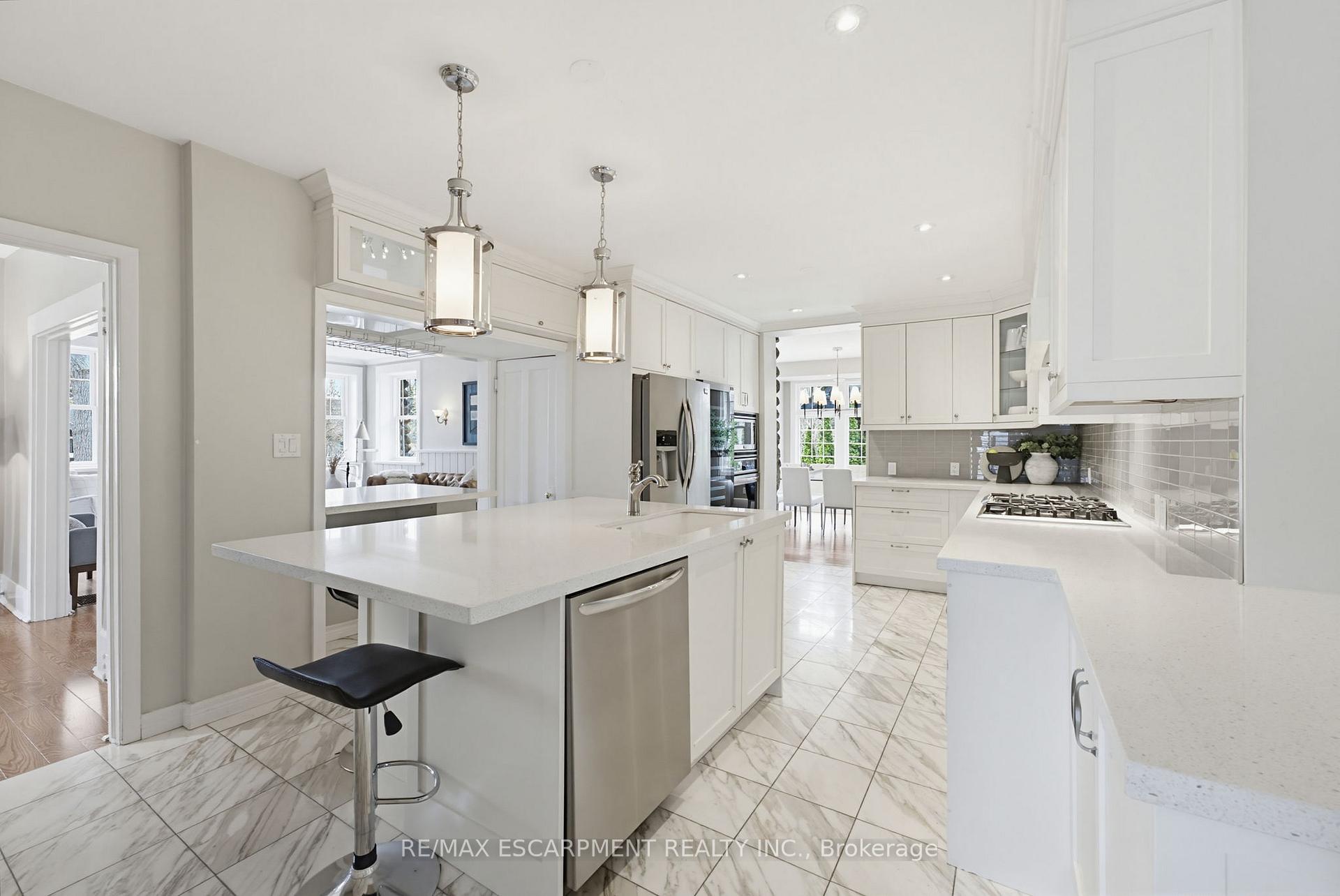 Photo 11 of 3083 Lakeshore Road, Burlington, Roseland — HOMEH