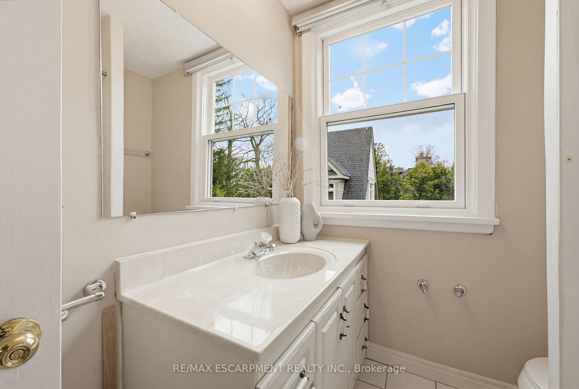 Photo 22 of 3083 Lakeshore Road, Burlington, Roseland — HOMEH