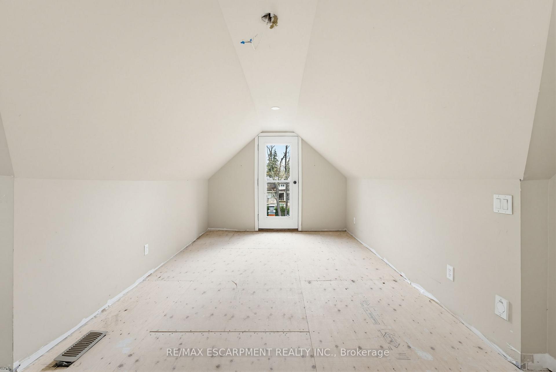 Photo 24 of 3083 Lakeshore Road, Burlington, Roseland — HOMEH