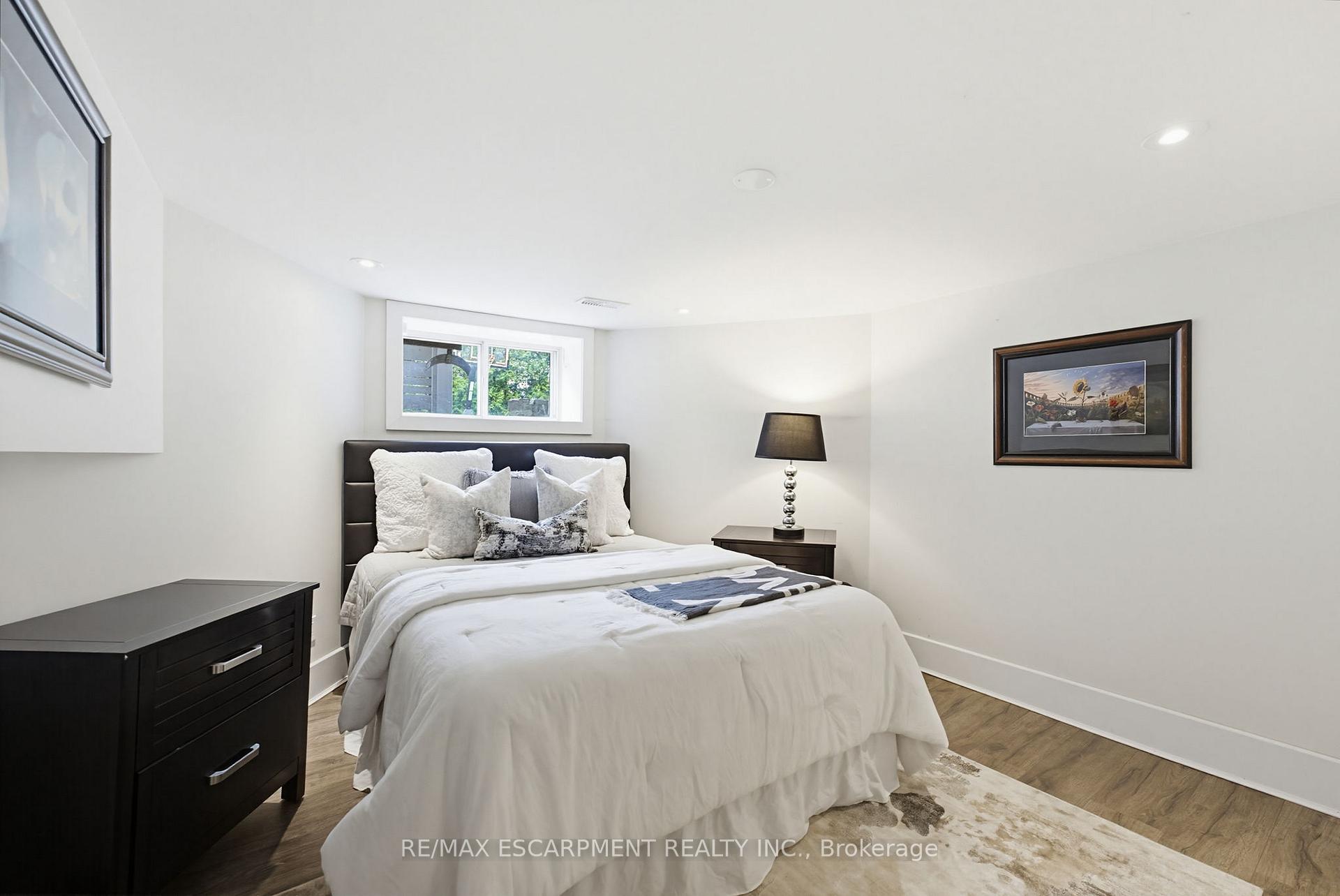 Photo 32 of 3083 Lakeshore Road, Burlington, Roseland — HOMEH