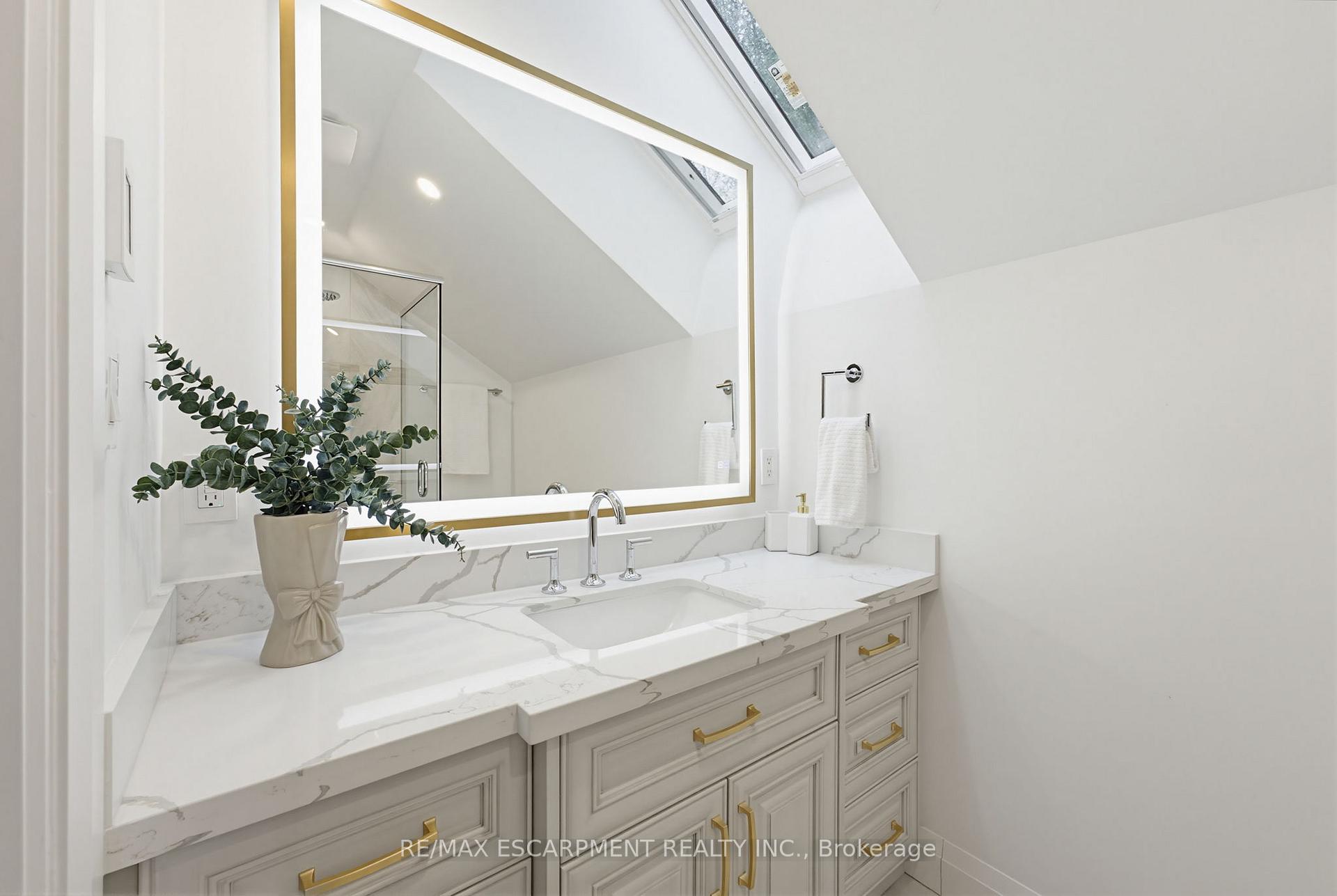 Photo 39 of 3083 Lakeshore Road, Burlington, Roseland — HOMEH
