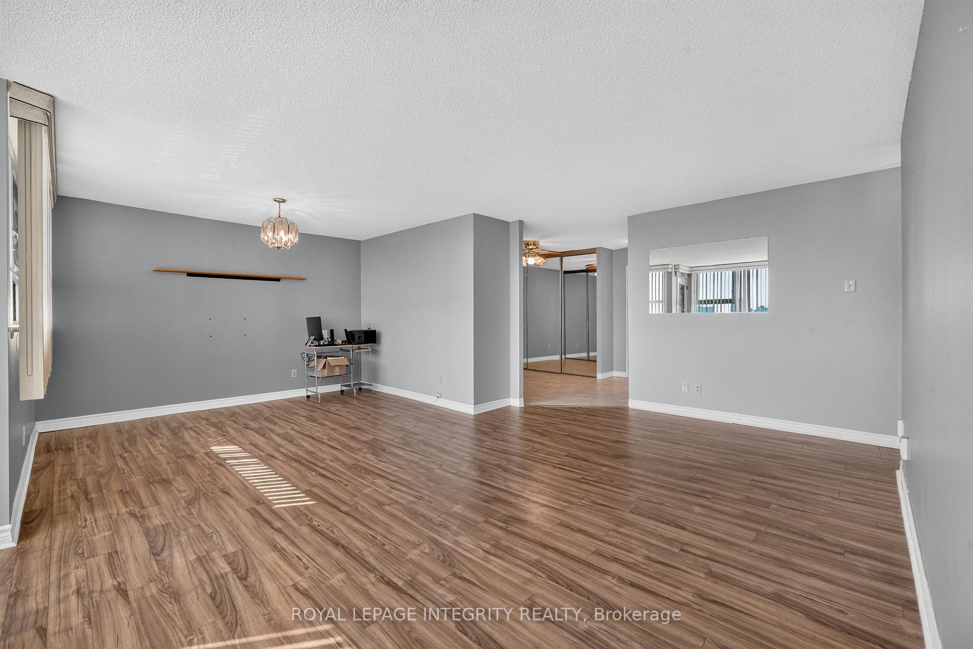 Photo 15 of Unit PH8, 555 Brittany Drive, Ottawa, Viscount Alexander Park — HOMEH