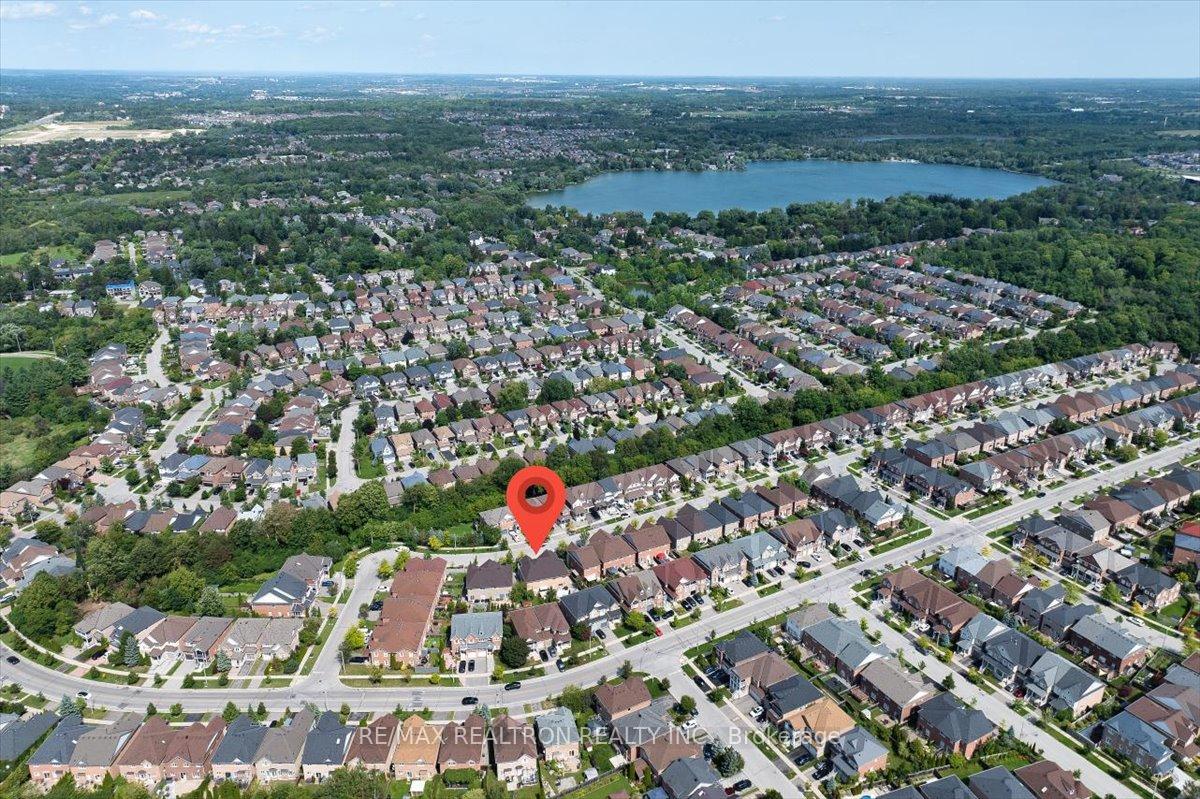 Photo 4 of 37 Lebovic Drive, Richmond Hill, Oak Ridges Lake Wilcox — HOMEH