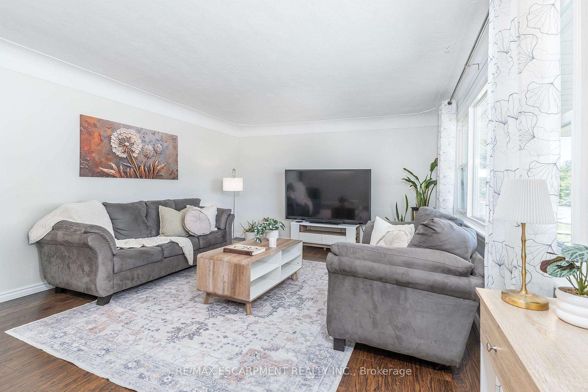 Photo 4 of 98 Duncombe Drive, Hamilton, Hill Park — HOMEH
