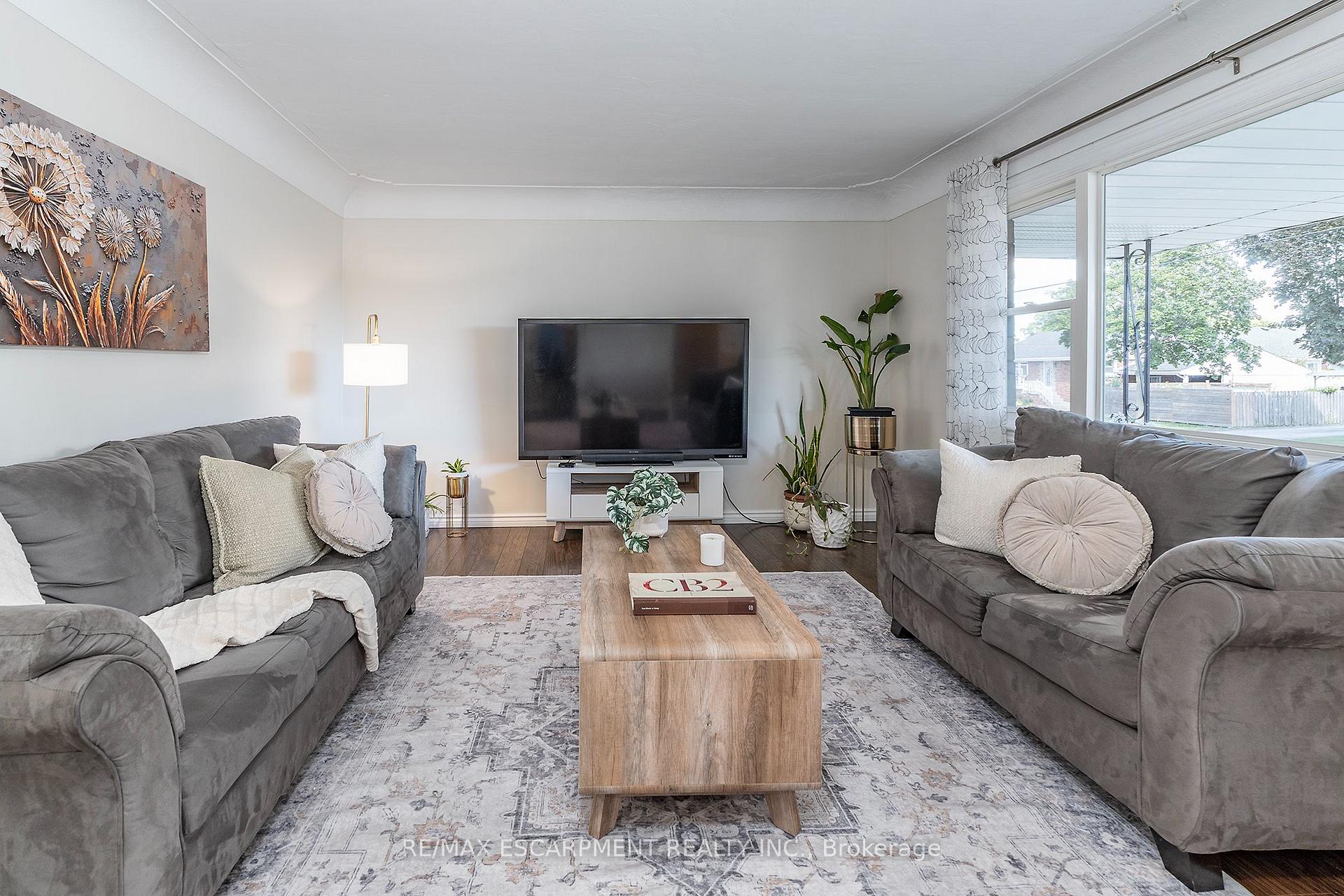 Photo 5 of 98 Duncombe Drive, Hamilton, Hill Park — HOMEH