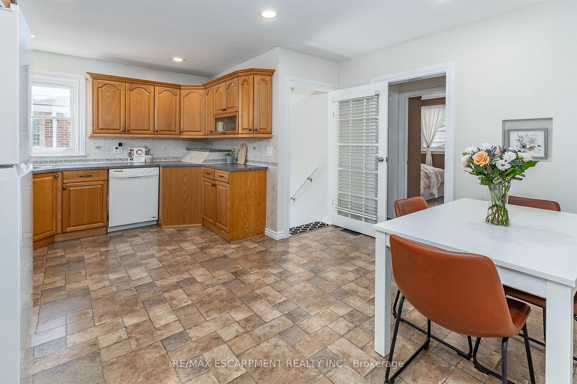 Photo 9 of 98 Duncombe Drive, Hamilton, Hill Park — HOMEH
