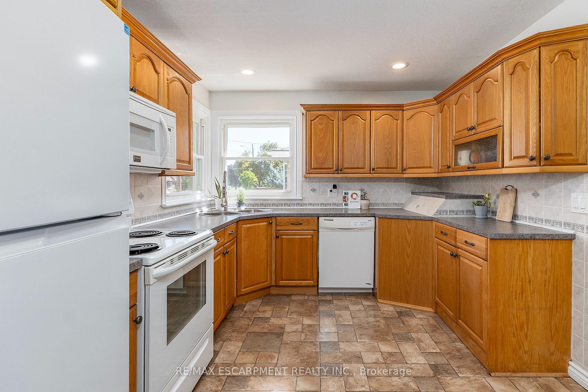 Photo 10 of 98 Duncombe Drive, Hamilton, Hill Park — HOMEH