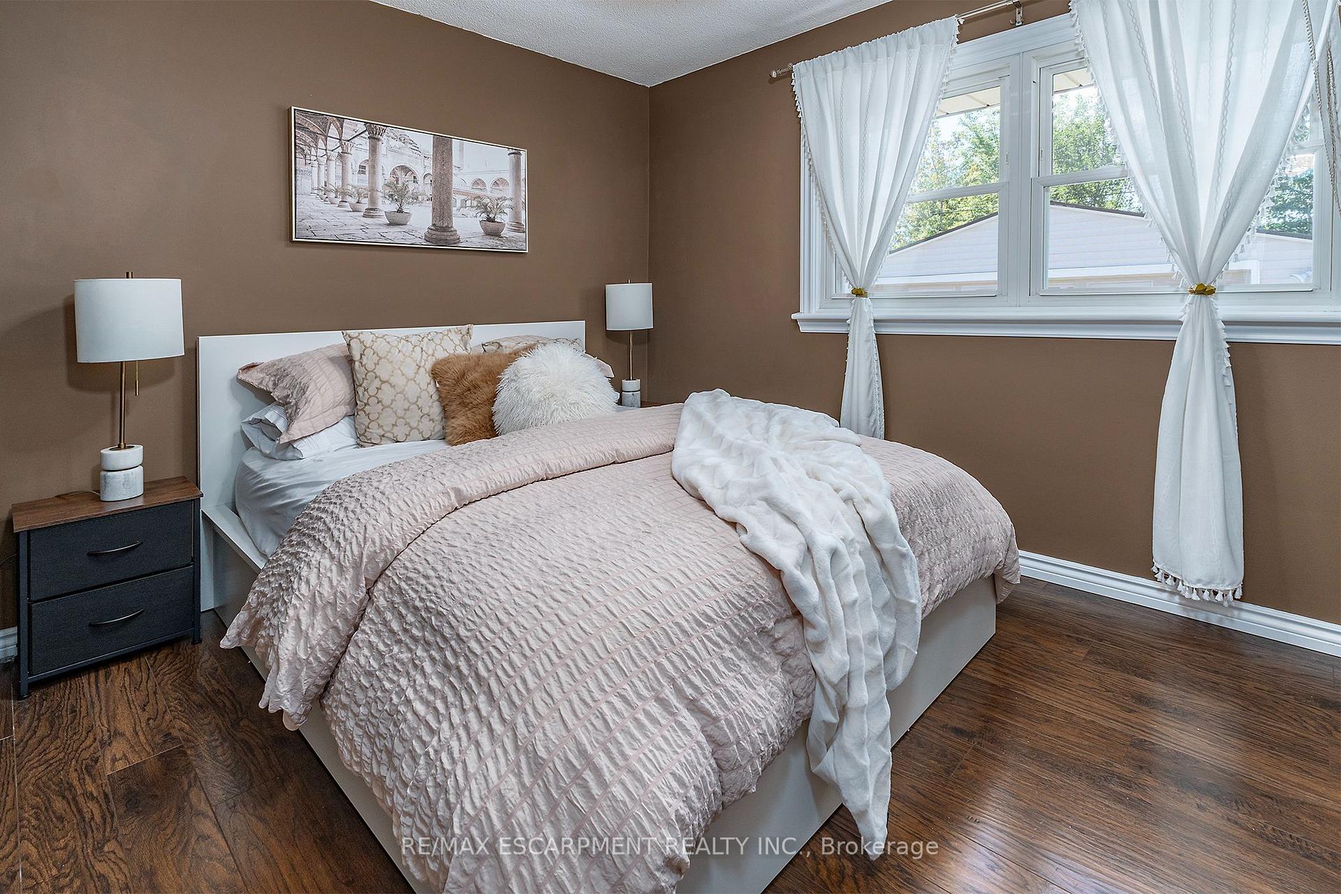 Photo 14 of 98 Duncombe Drive, Hamilton, Hill Park — HOMEH