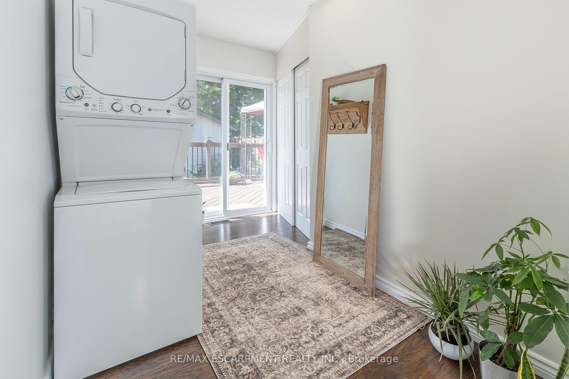 Photo 15 of 98 Duncombe Drive, Hamilton, Hill Park — HOMEH