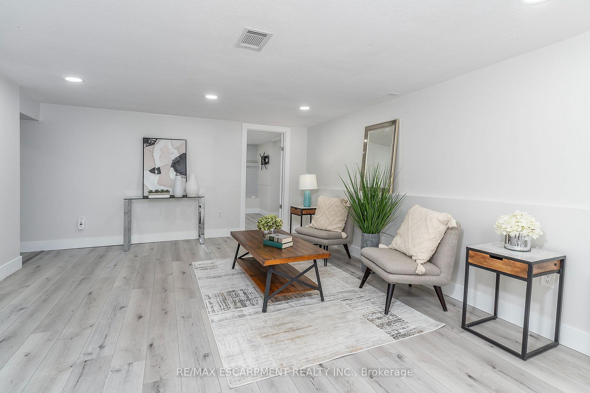 Photo 19 of 98 Duncombe Drive, Hamilton, Hill Park — HOMEH