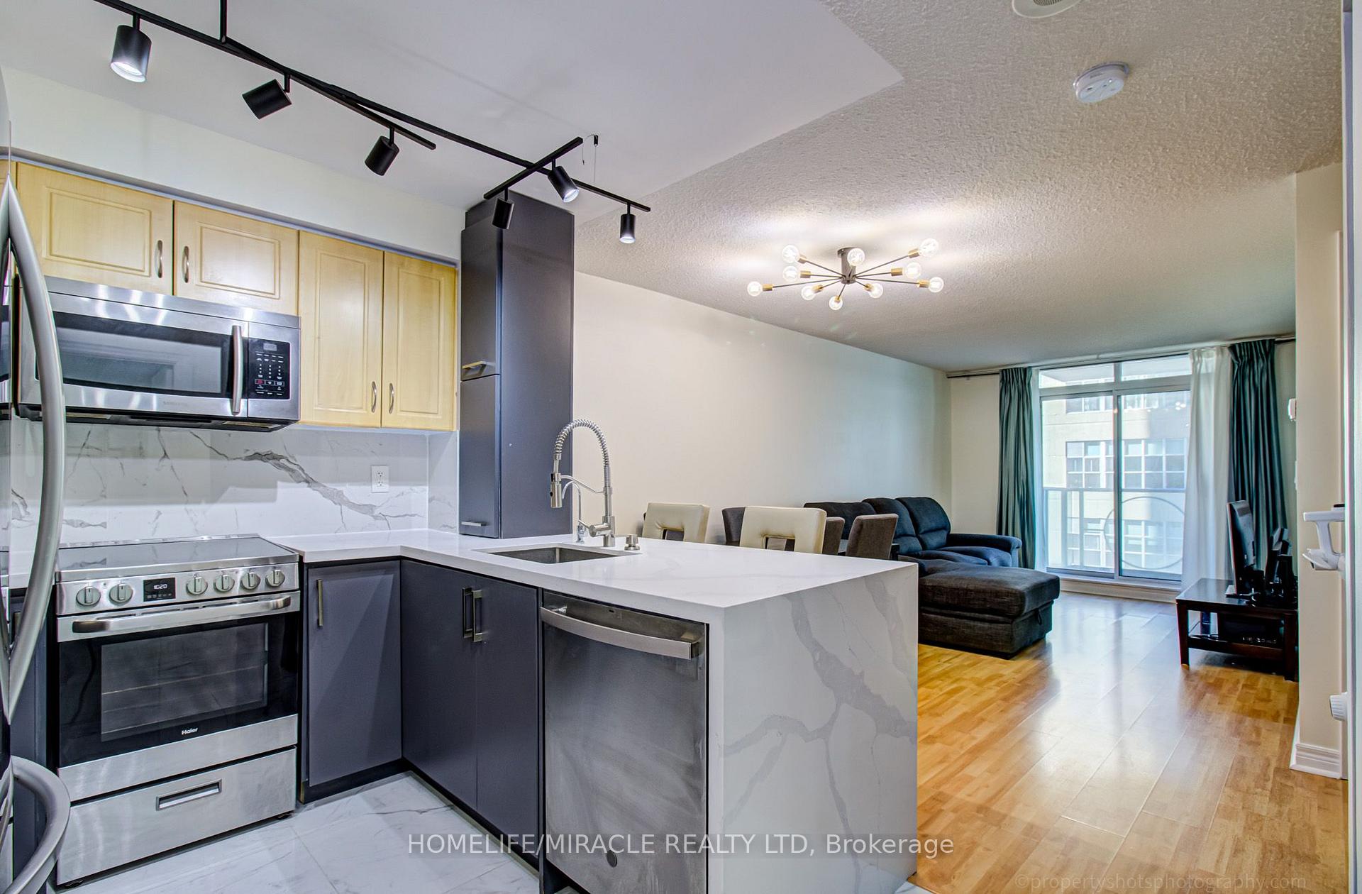 Photo of Unit 705, 212 Eglinton Avenue