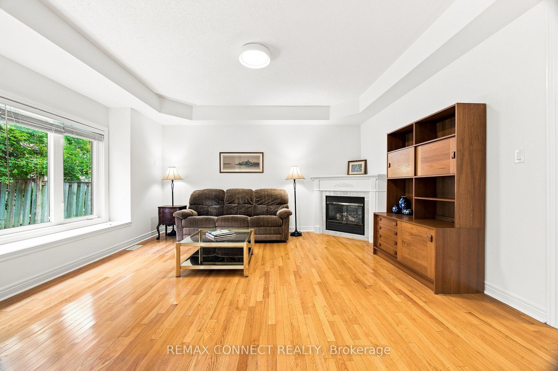 Photo 3 of 151 Bentoak Crescent, Vaughan, Patterson — HOMEH
