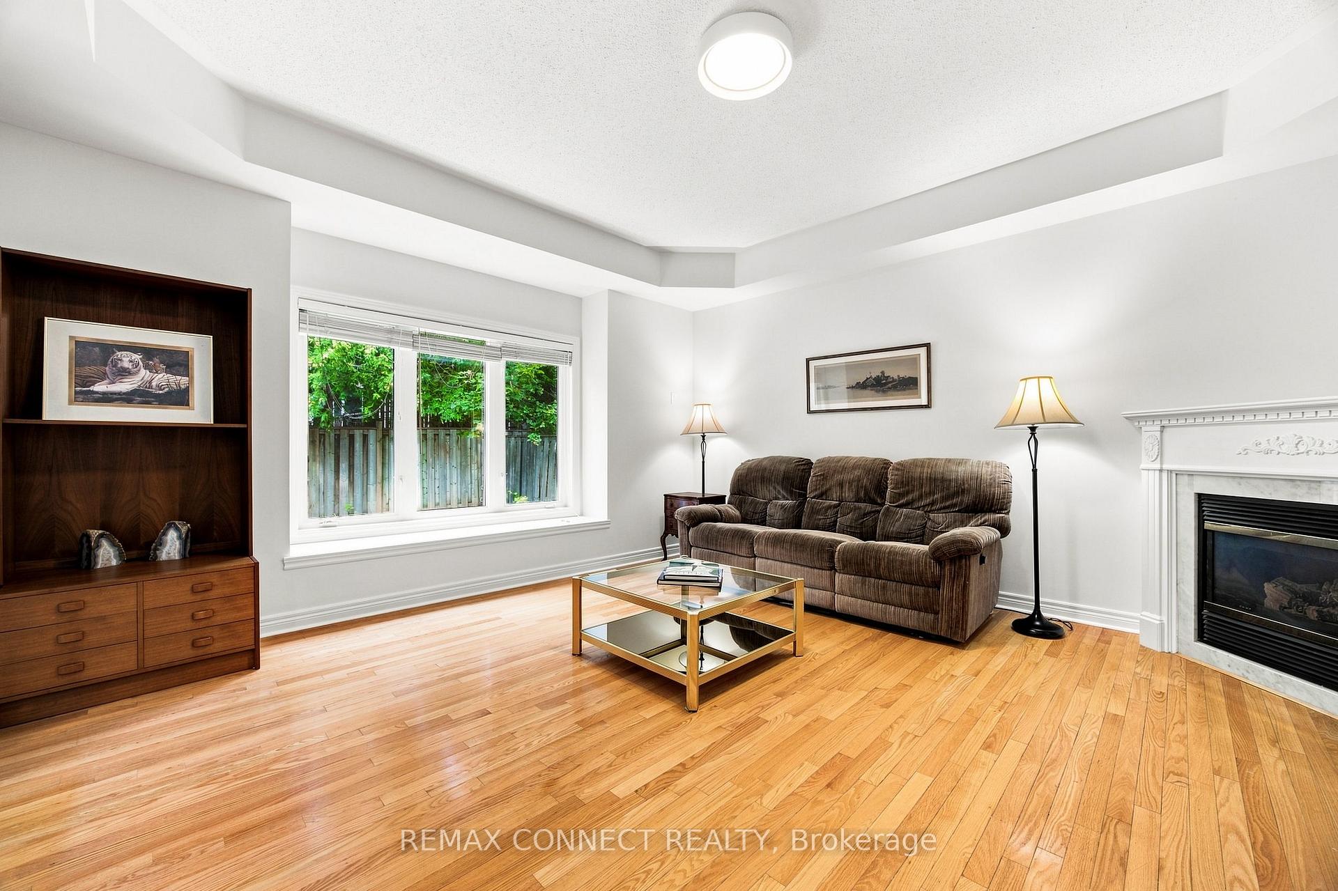 Photo 4 of 151 Bentoak Crescent, Vaughan, Patterson — HOMEH