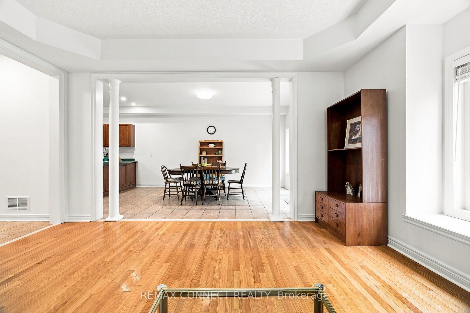 Photo 7 of 151 Bentoak Crescent, Vaughan, Patterson — HOMEH