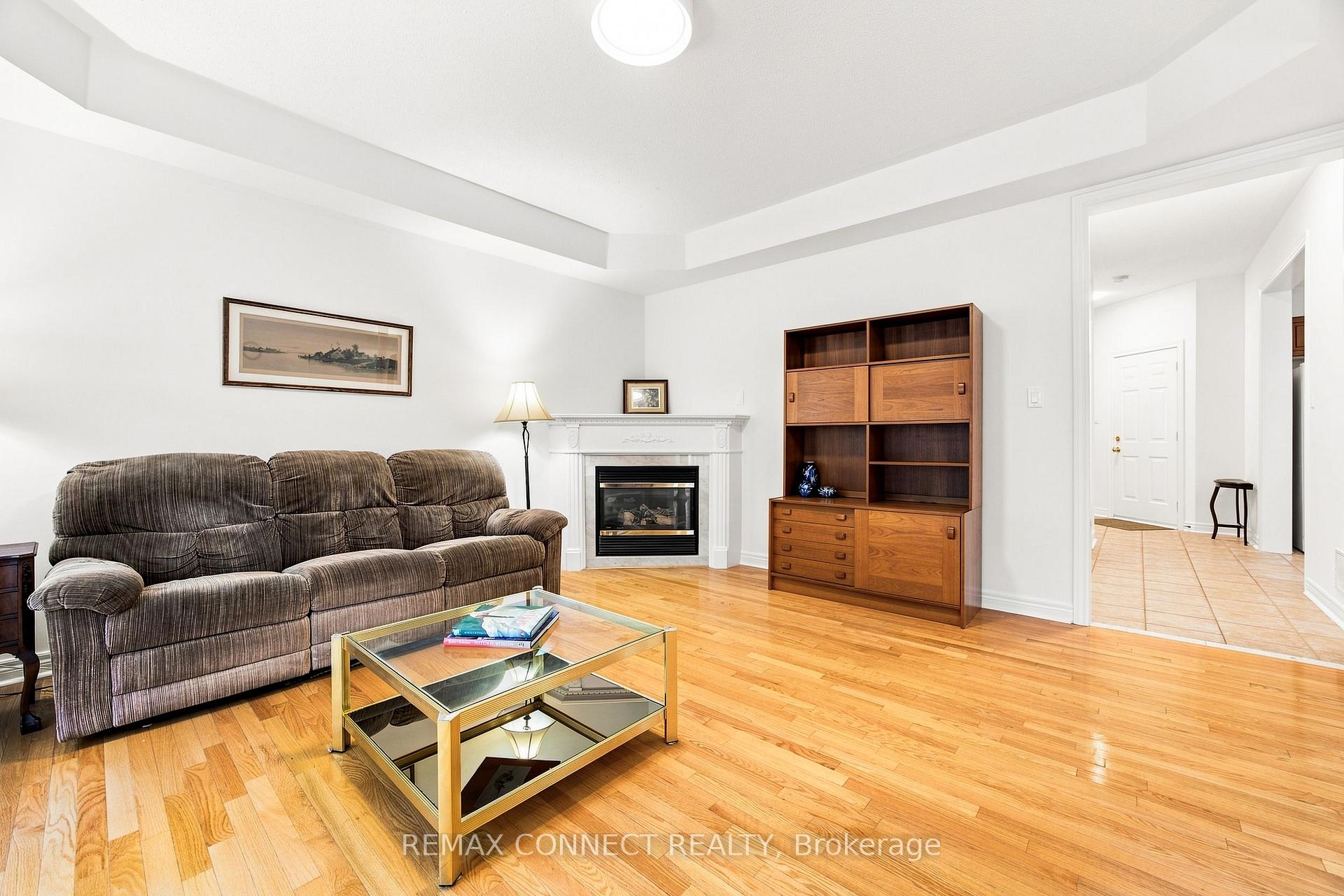 Photo 8 of 151 Bentoak Crescent, Vaughan, Patterson — HOMEH