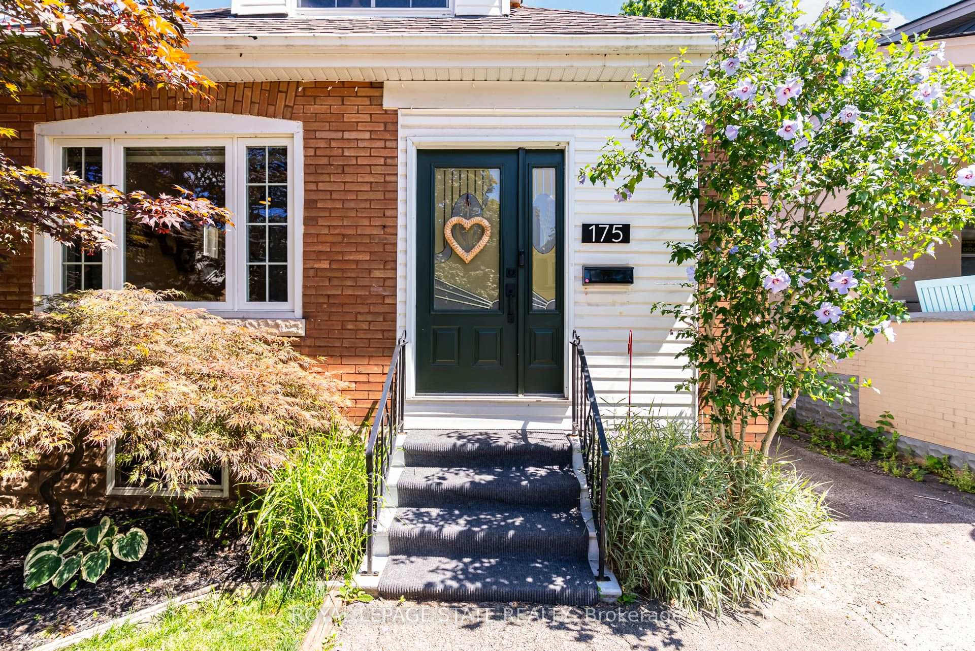 Photo 5 of 175 Rosslyn Avenue S, Hamilton, Delta — HOMEH