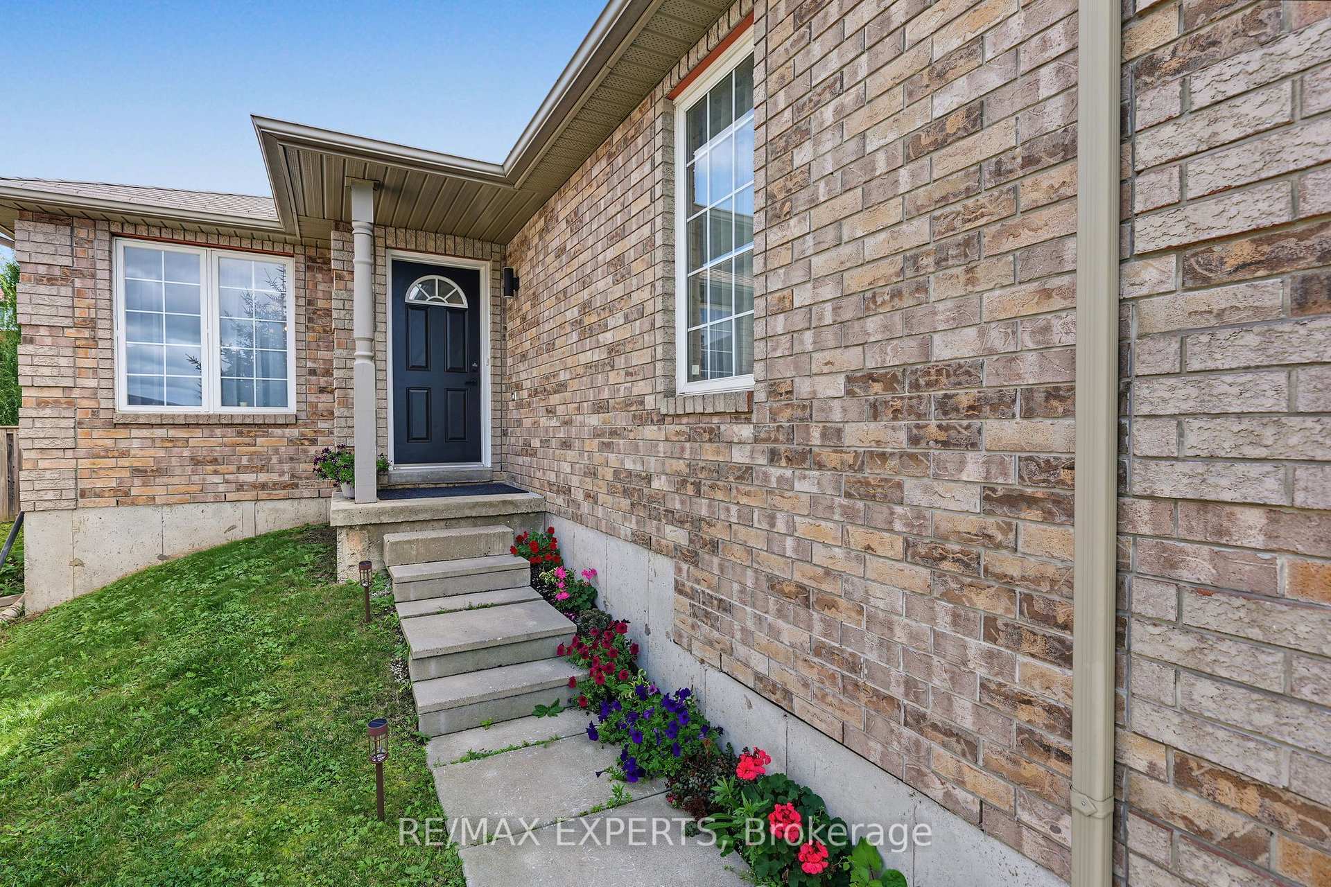 Photo 3 of Unit Upper, 17 Michelle Drive, Barrie, Painswick South — HOMEH