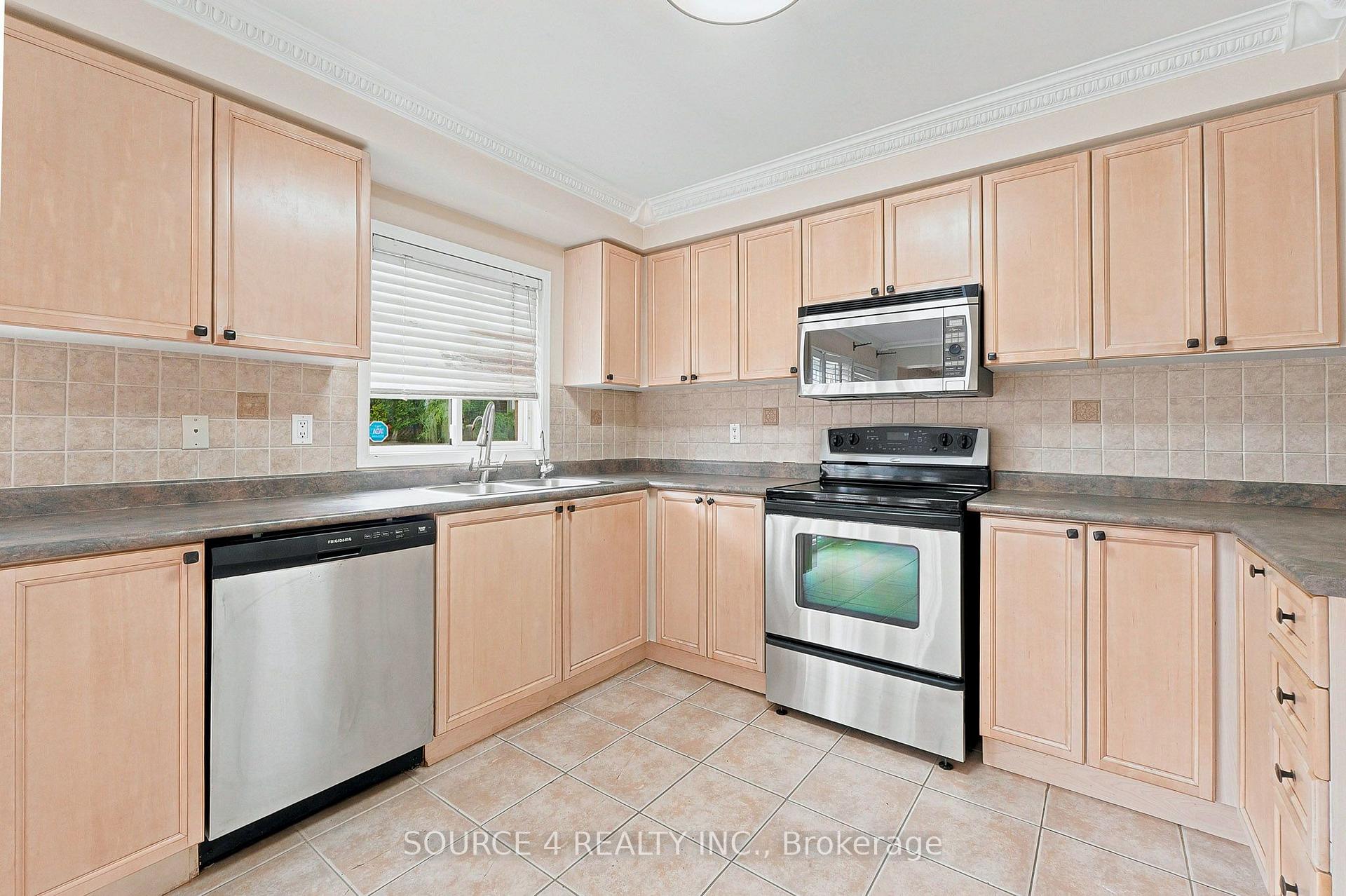 Photo 18 of 6 Foxmere Road, Brampton, Fletcher's Meadow — HOMEH