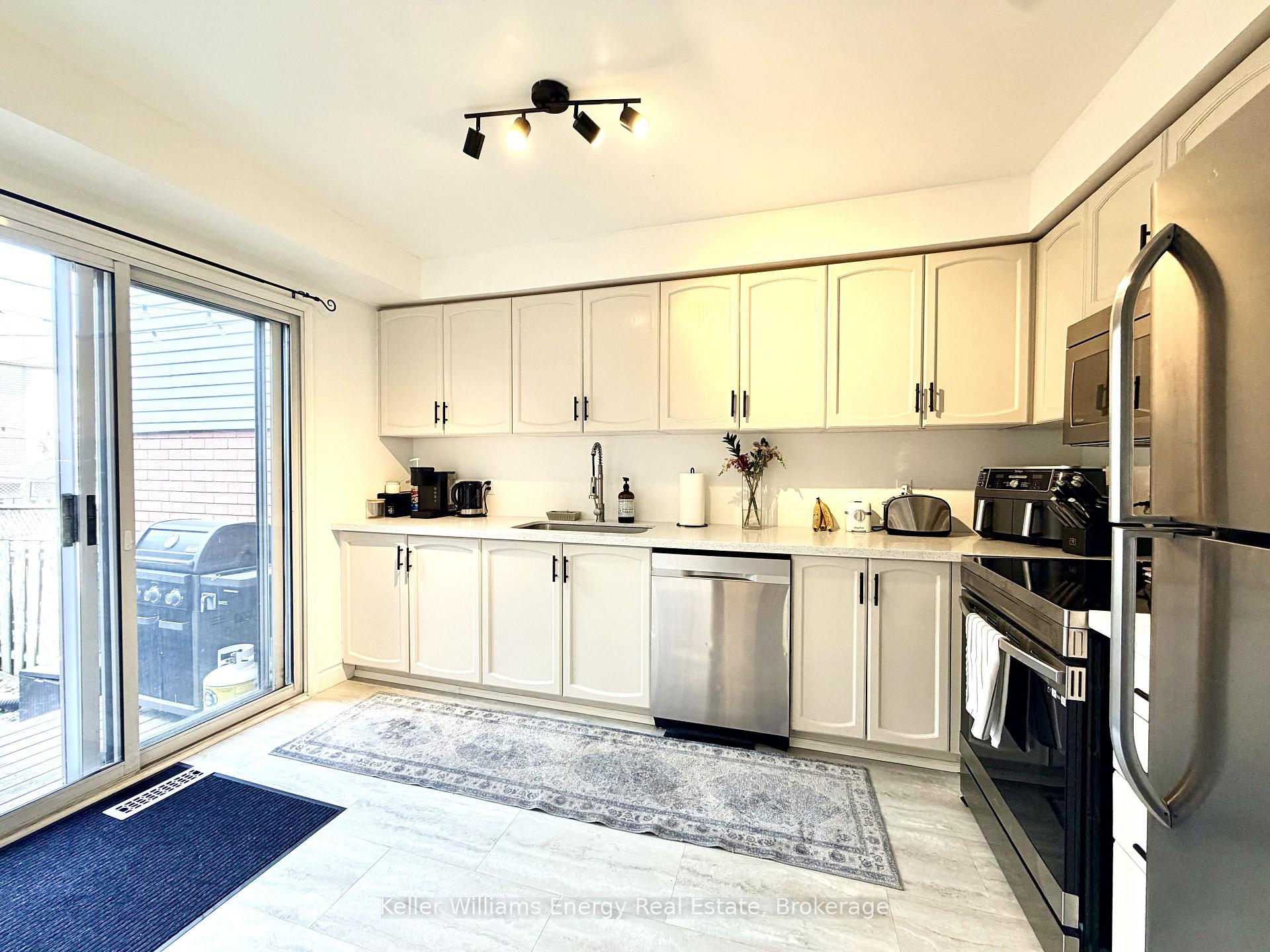 Photo 7 of 32 Trewin Lane, Clarington, Bowmanville — HOMEH