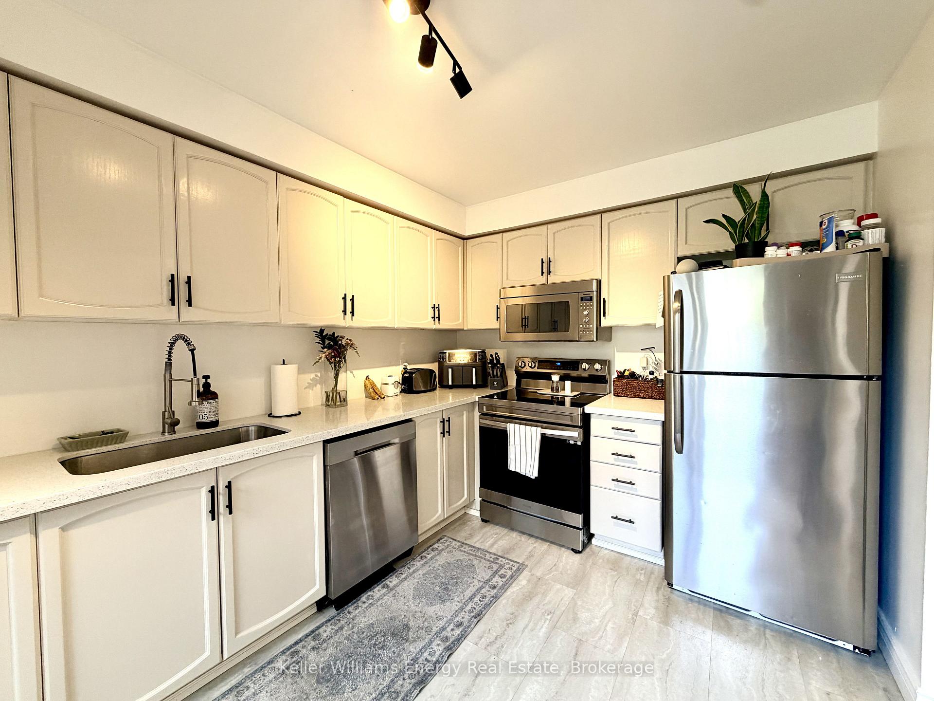 Photo 8 of 32 Trewin Lane, Clarington, Bowmanville — HOMEH