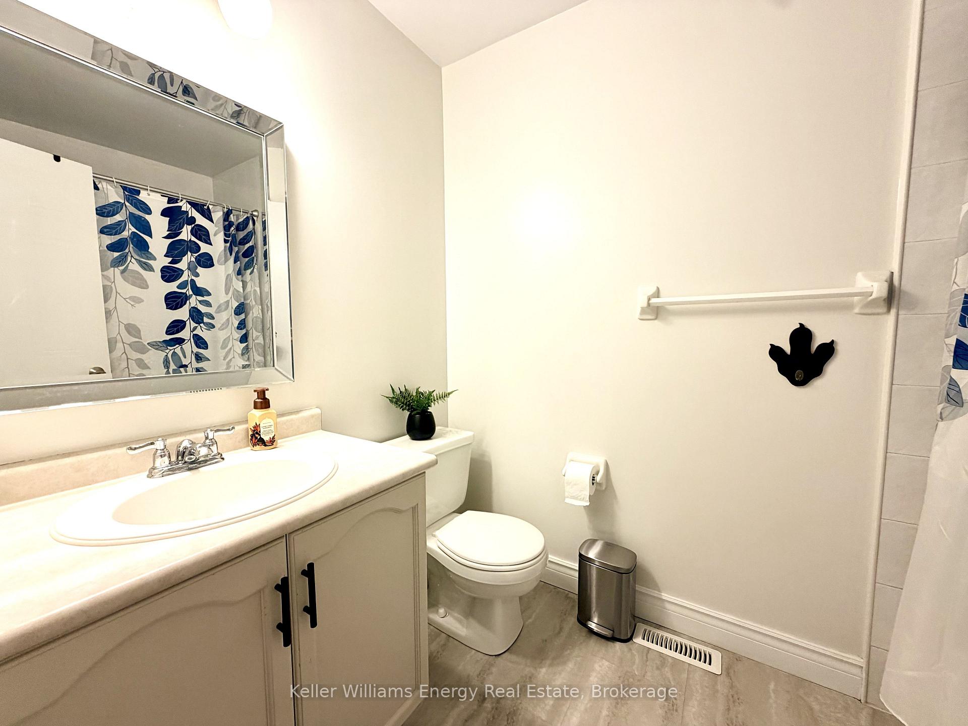 Photo 16 of 32 Trewin Lane, Clarington, Bowmanville — HOMEH
