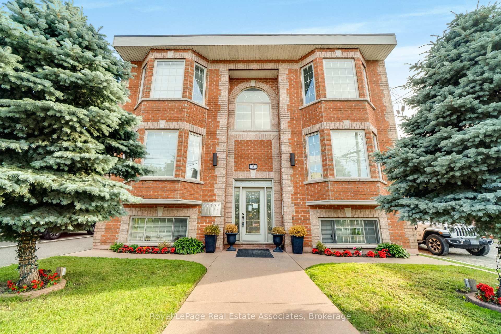Front of Unit 4, 48 Mississauga Road N