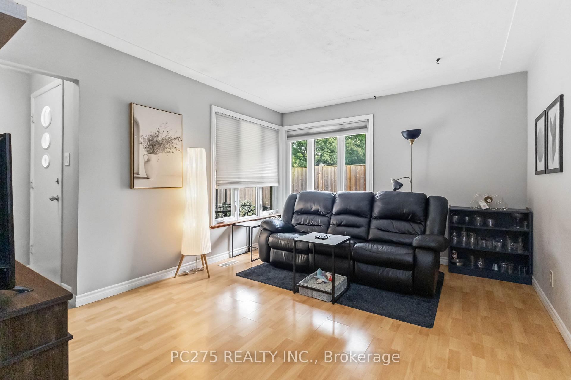 Photo 17 of 34 Oregon Road, London, South T — HOMEH