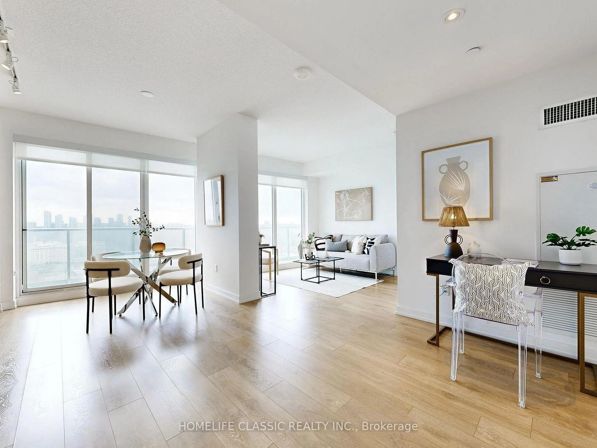 Photo 5 of Unit 2011, 117 Mcmahon Drive, North York, Bayview Village — HOMEH