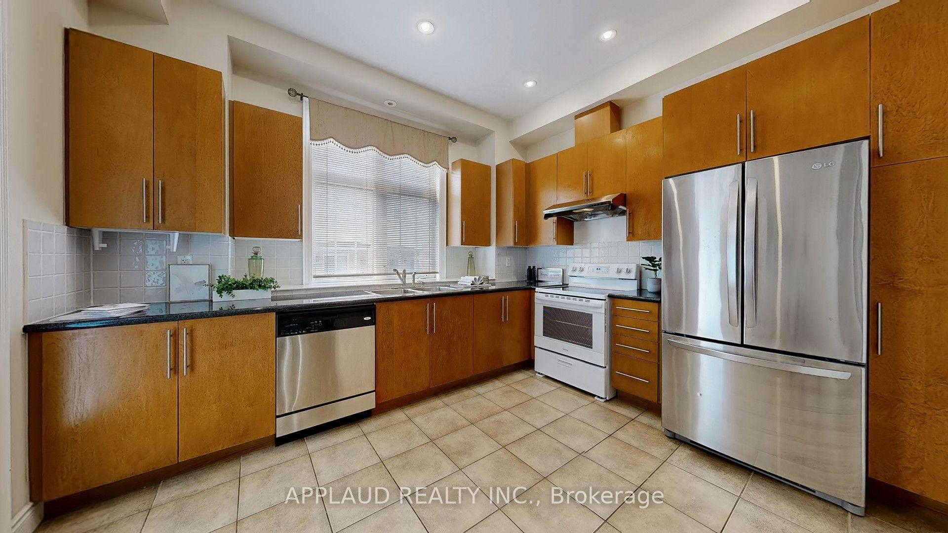 Photo 7 of 75 Legends Way, Markham, Unionville — HOMEH