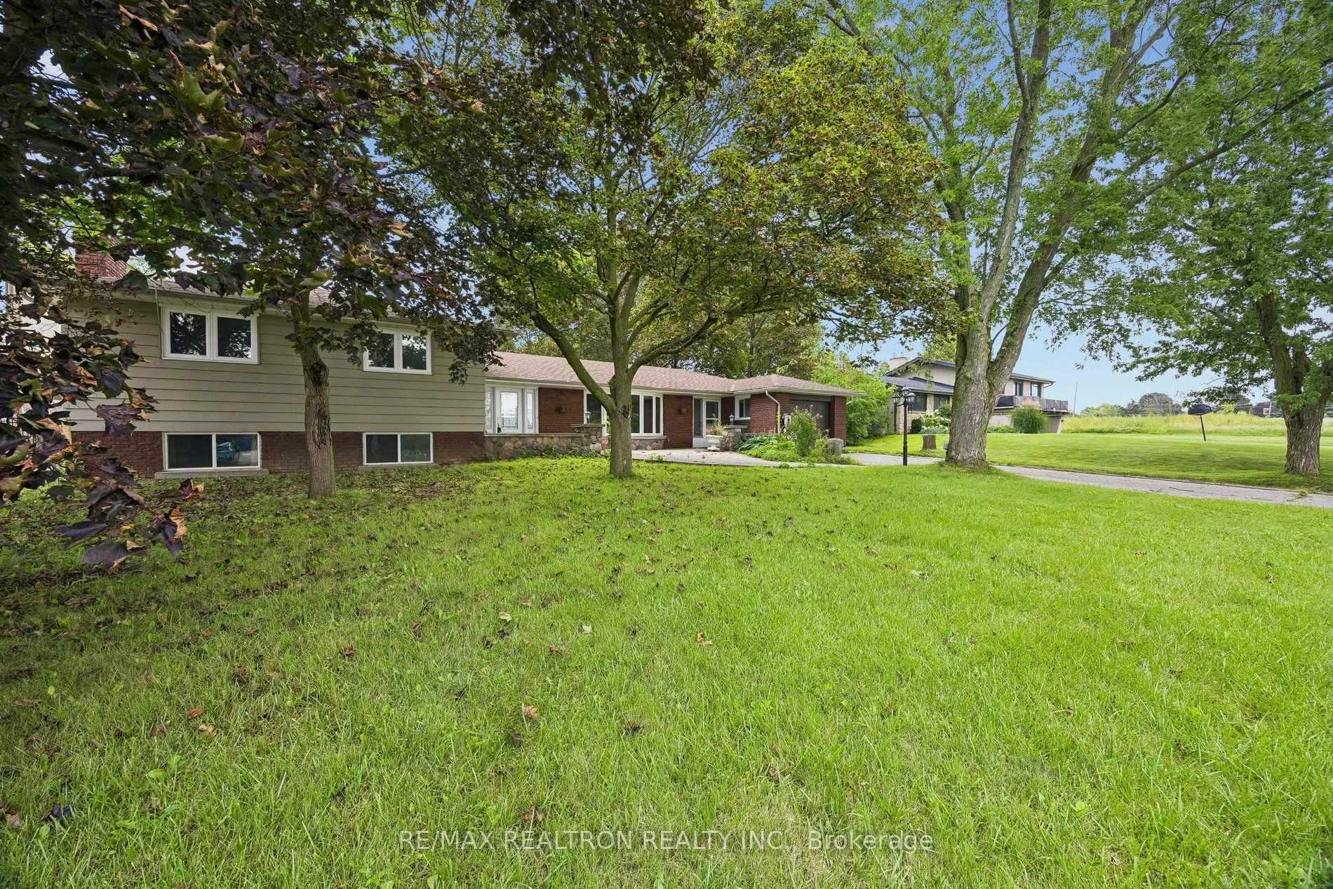 Photo 4 of 41 Hamilton Drive, Newmarket, Huron Heights-Leslie Valley — HOMEH