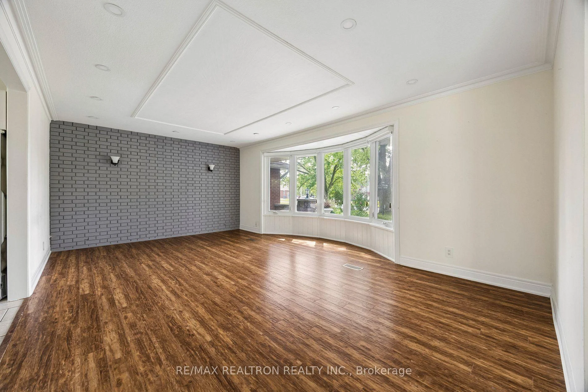 Photo 8 of 41 Hamilton Drive, Newmarket, Huron Heights-Leslie Valley — HOMEH