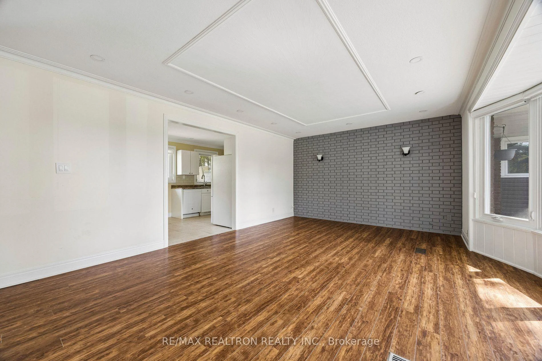 Photo 9 of 41 Hamilton Drive, Newmarket, Huron Heights-Leslie Valley — HOMEH