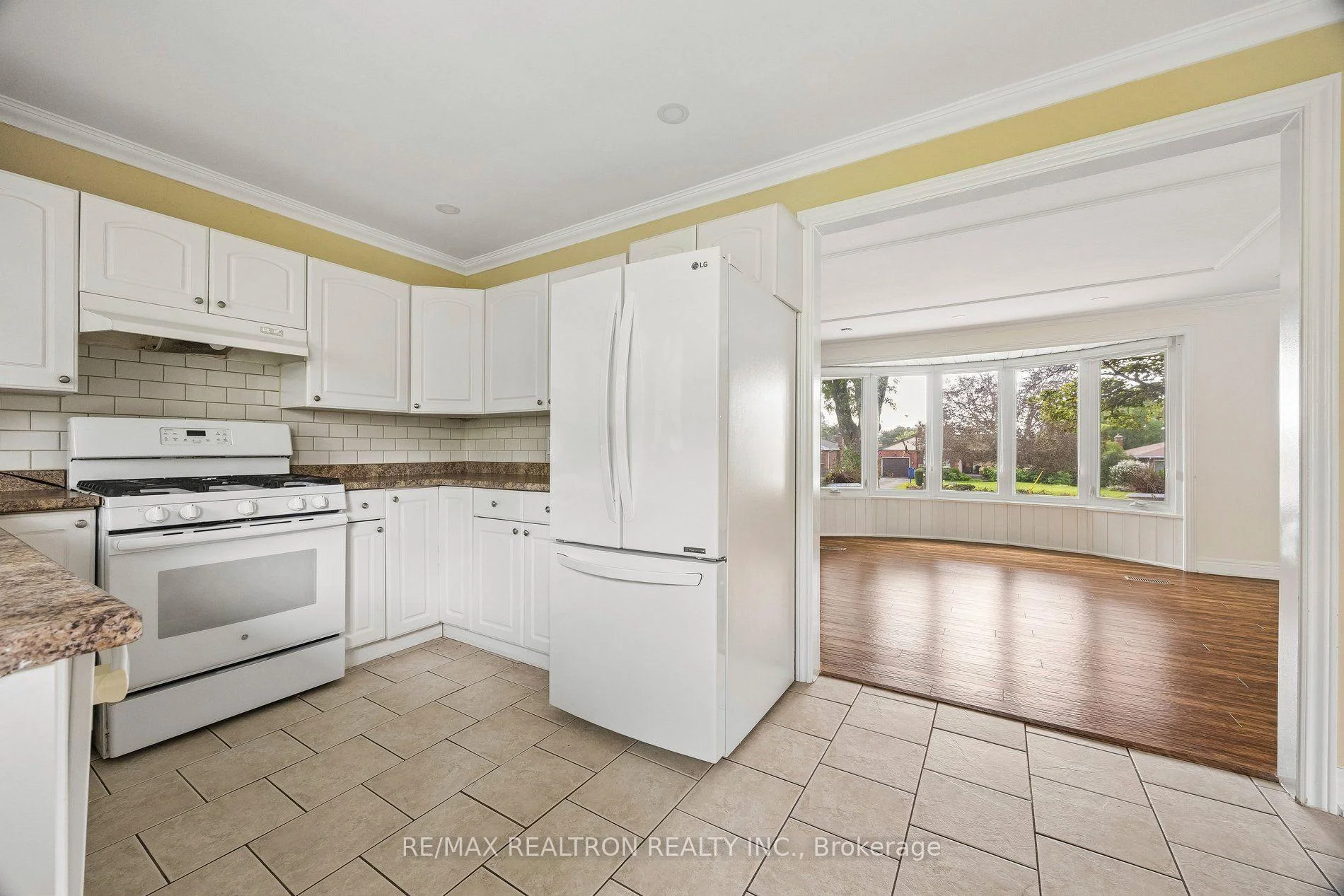 Photo 10 of 41 Hamilton Drive, Newmarket, Huron Heights-Leslie Valley — HOMEH