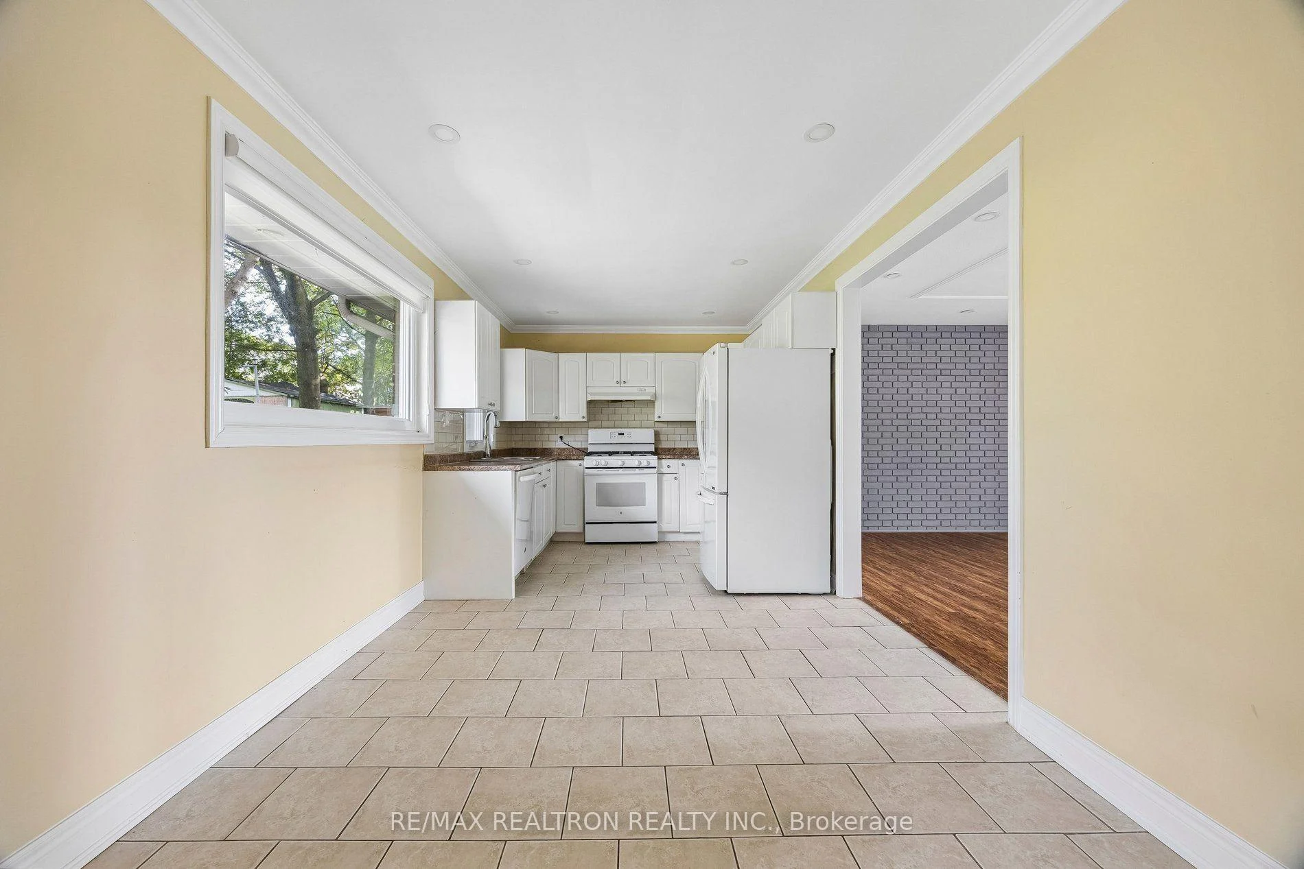 Photo 12 of 41 Hamilton Drive, Newmarket, Huron Heights-Leslie Valley — HOMEH
