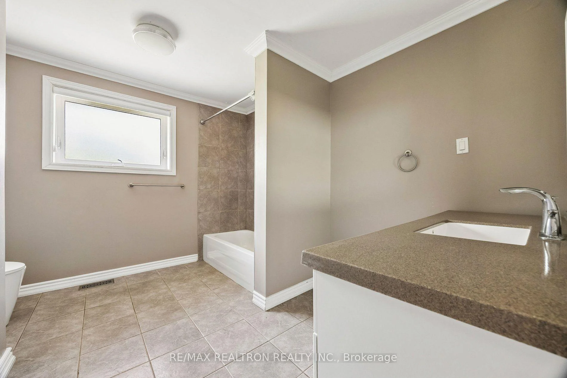 Photo 16 of 41 Hamilton Drive, Newmarket, Huron Heights-Leslie Valley — HOMEH