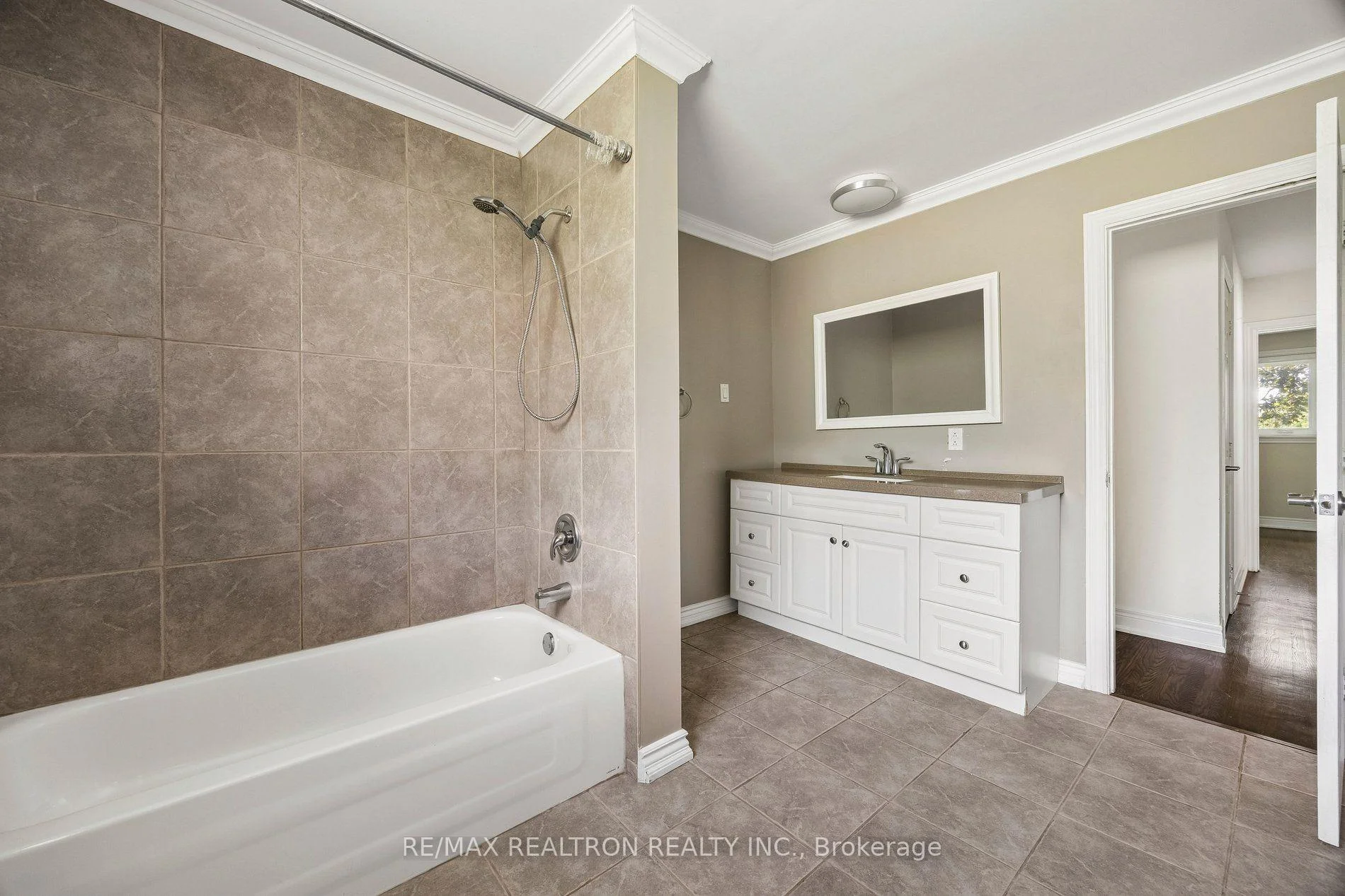 Photo 17 of 41 Hamilton Drive, Newmarket, Huron Heights-Leslie Valley — HOMEH