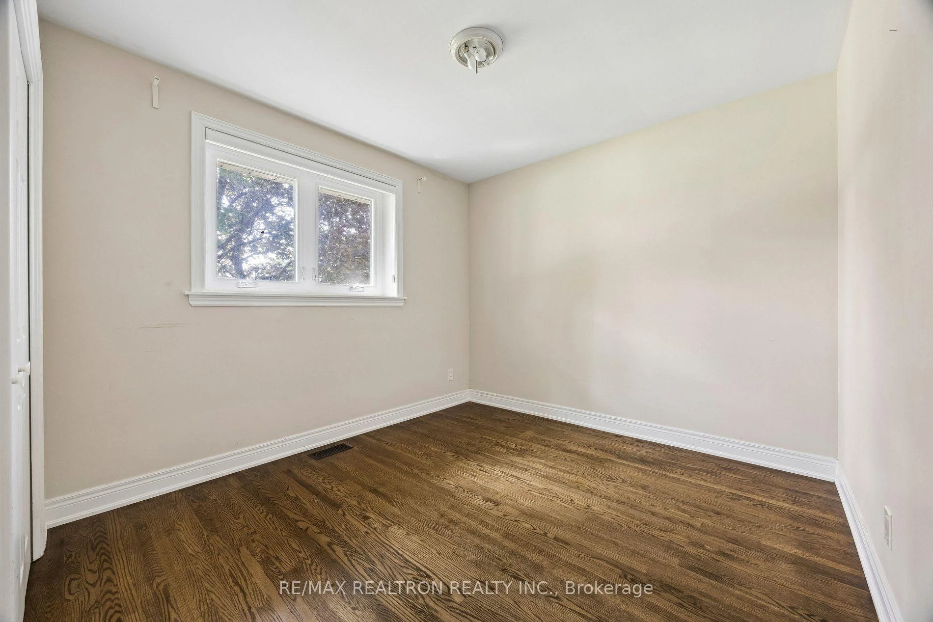 Photo 24 of 41 Hamilton Drive, Newmarket, Huron Heights-Leslie Valley — HOMEH