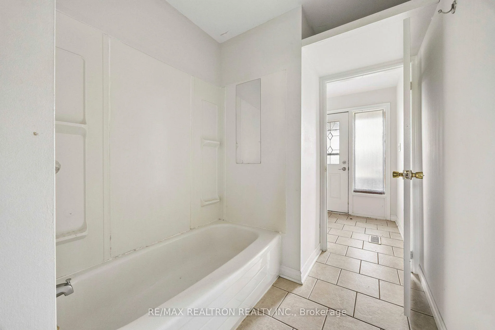 Photo 41 of 41 Hamilton Drive, Newmarket, Huron Heights-Leslie Valley — HOMEH