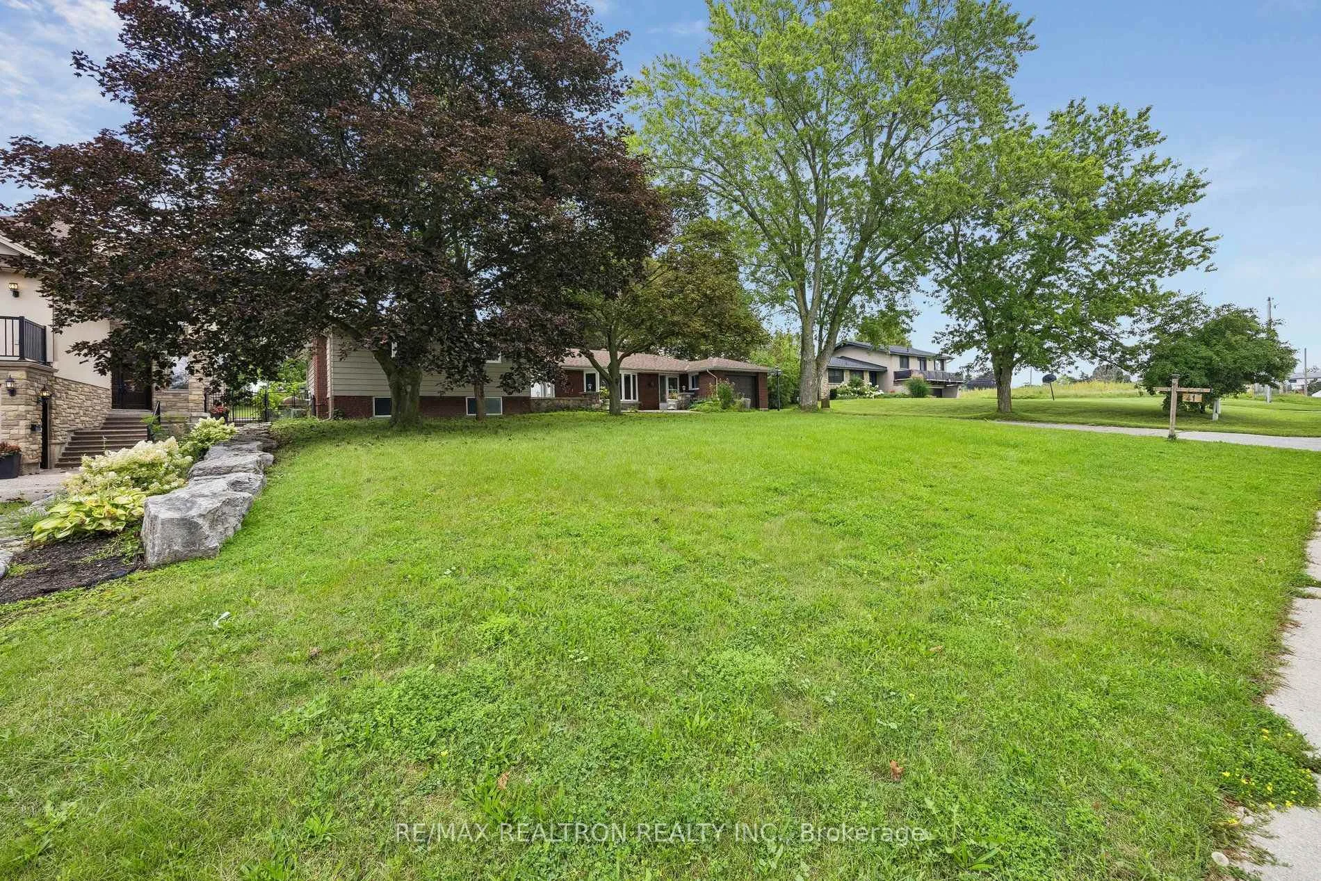 Photo 42 of 41 Hamilton Drive, Newmarket, Huron Heights-Leslie Valley — HOMEH