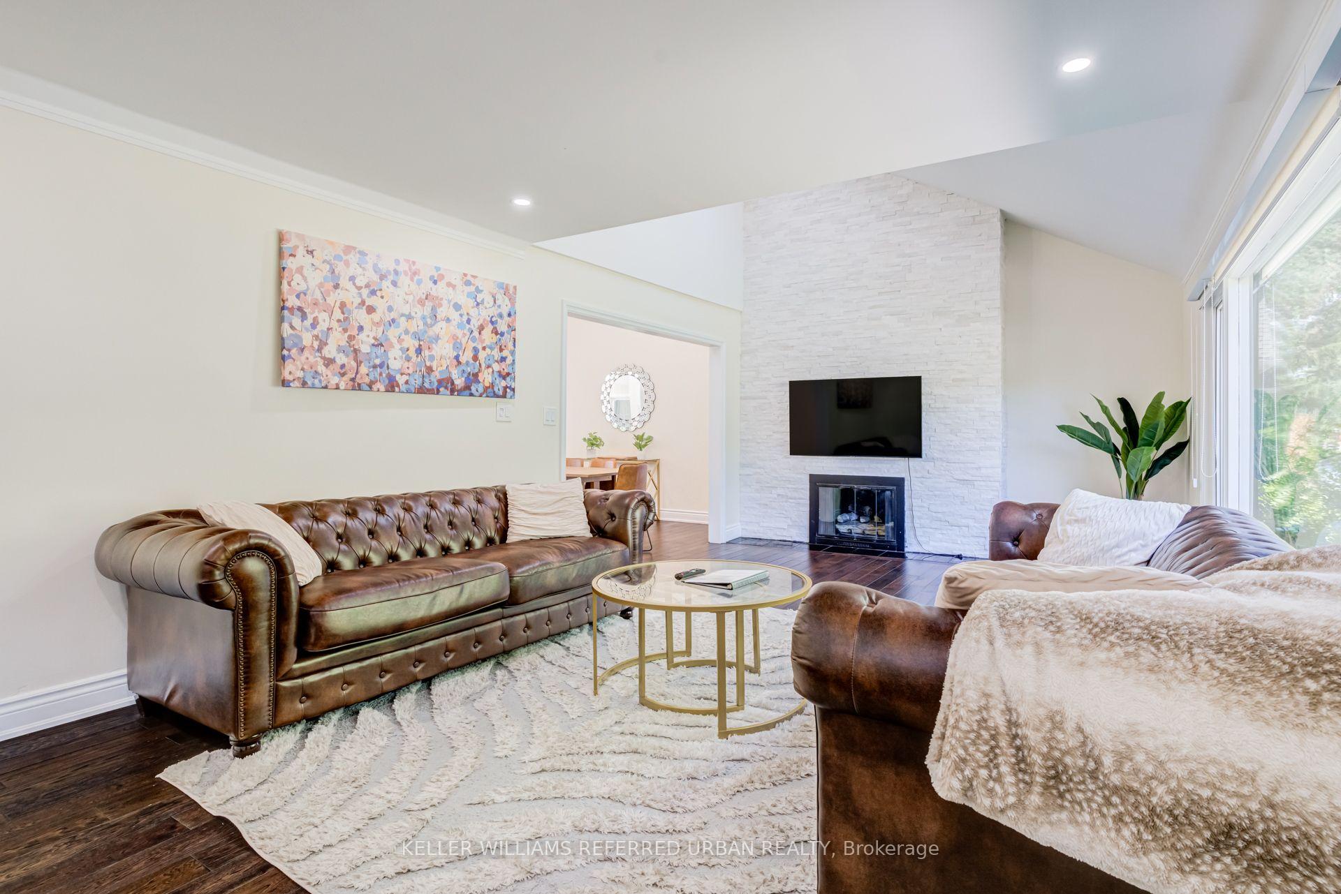 Photo 5 of 876 Parkland Avenue, Mississauga, Clarkson — HOMEH
