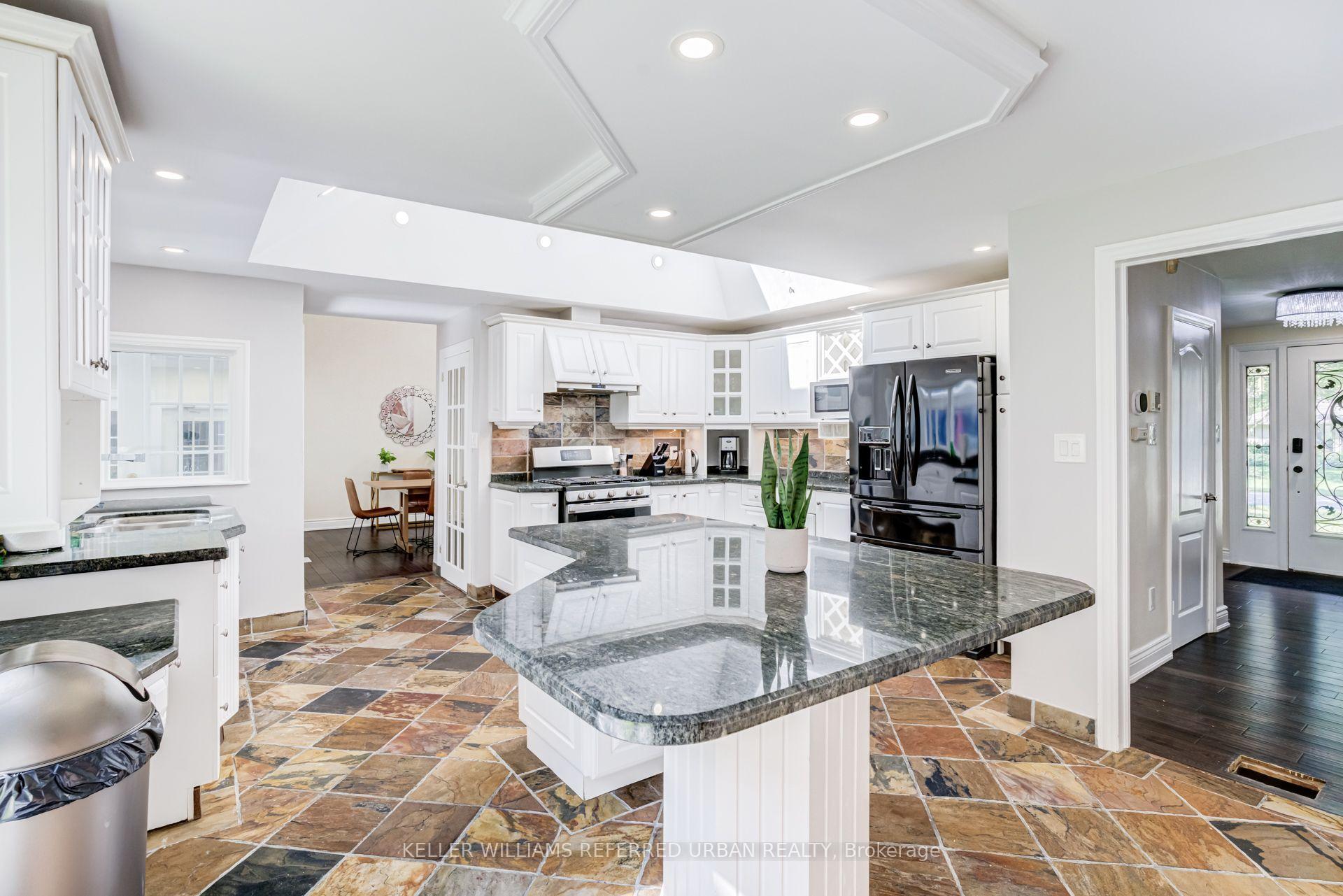 Photo 9 of 876 Parkland Avenue, Mississauga, Clarkson — HOMEH