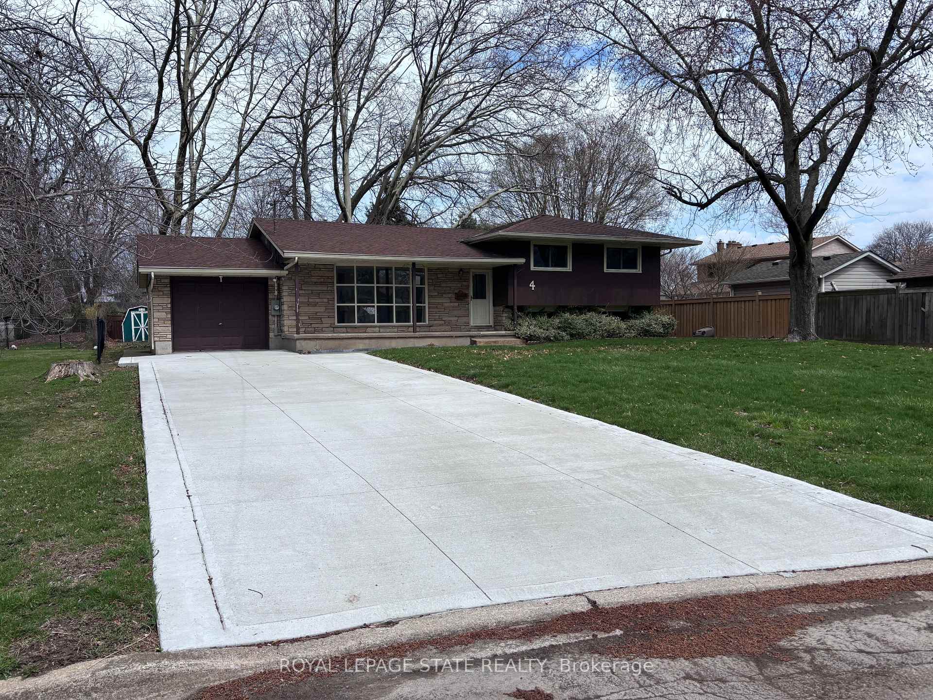 Photo 2 of 4 Beechwood Court, St. Catharines, Lakeshore — HOMEH