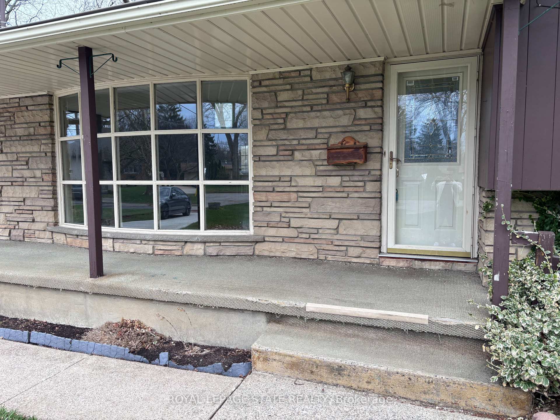 Photo 5 of 4 Beechwood Court, St. Catharines, Lakeshore — HOMEH
