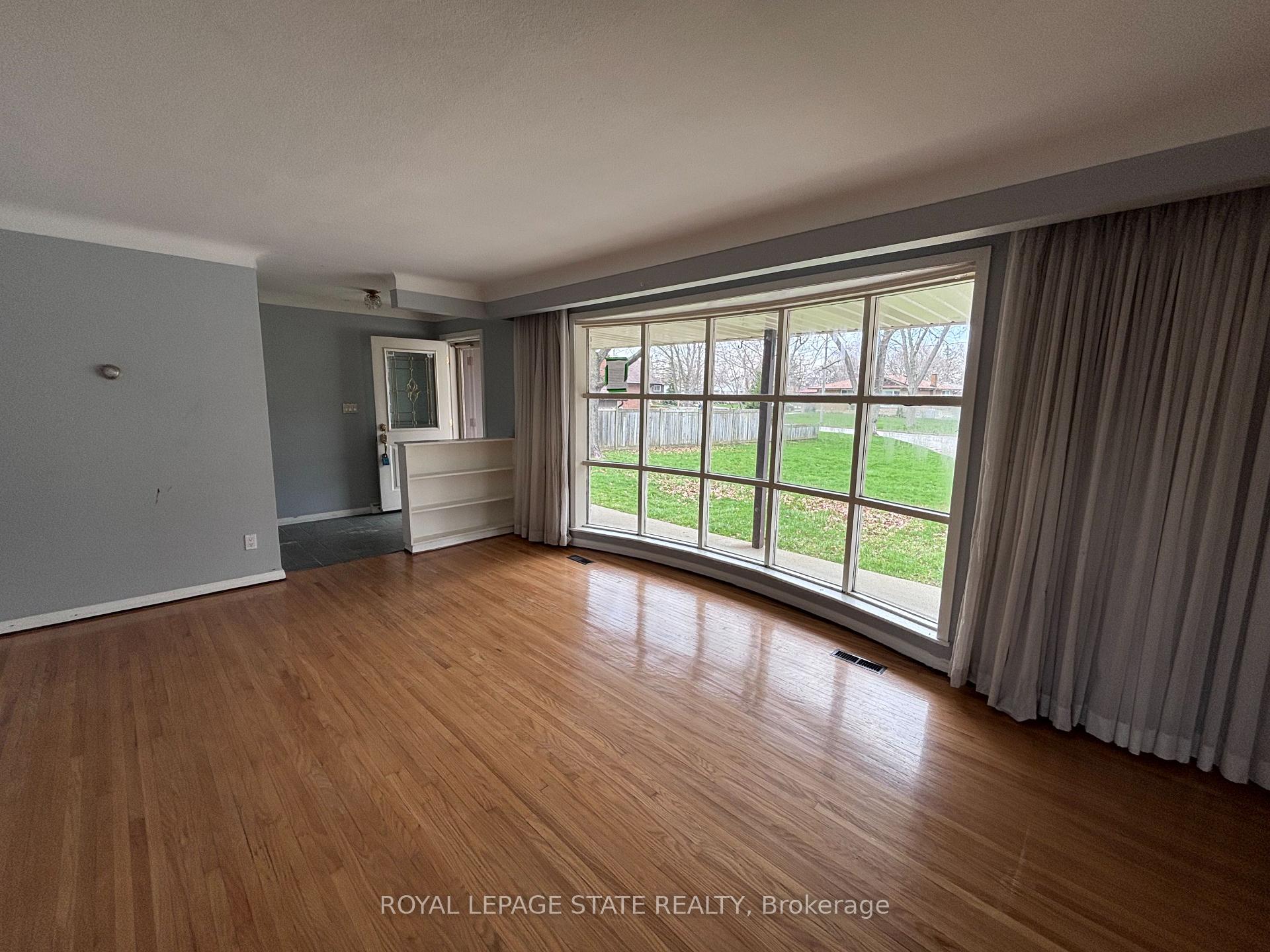 Photo 8 of 4 Beechwood Court, St. Catharines, Lakeshore — HOMEH