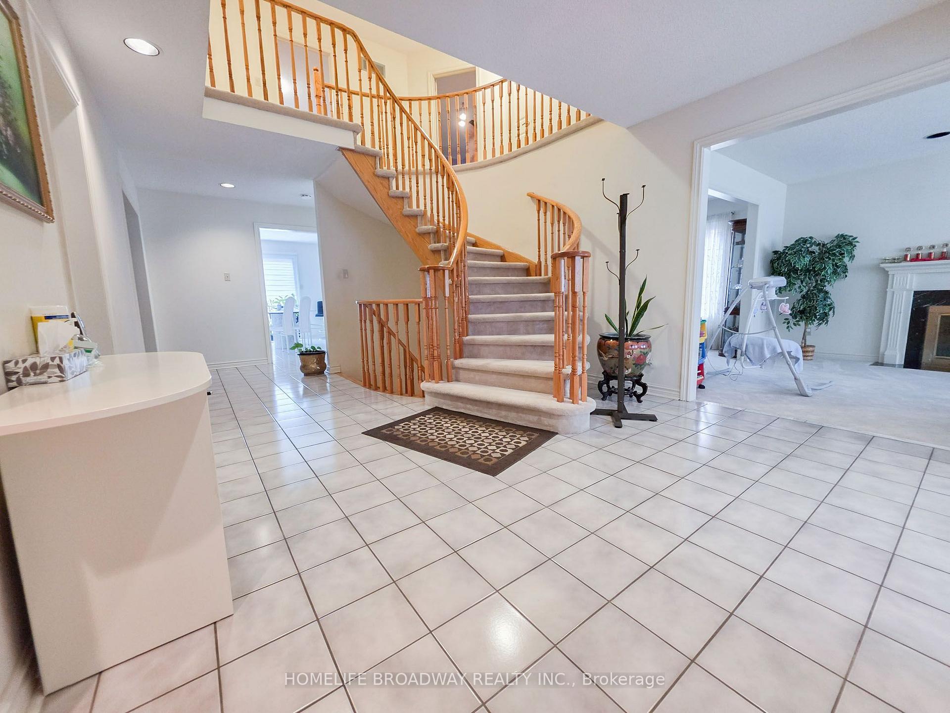 Photo 3 of 31 Hyde Park Drive, Richmond Hill, Doncrest — HOMEH