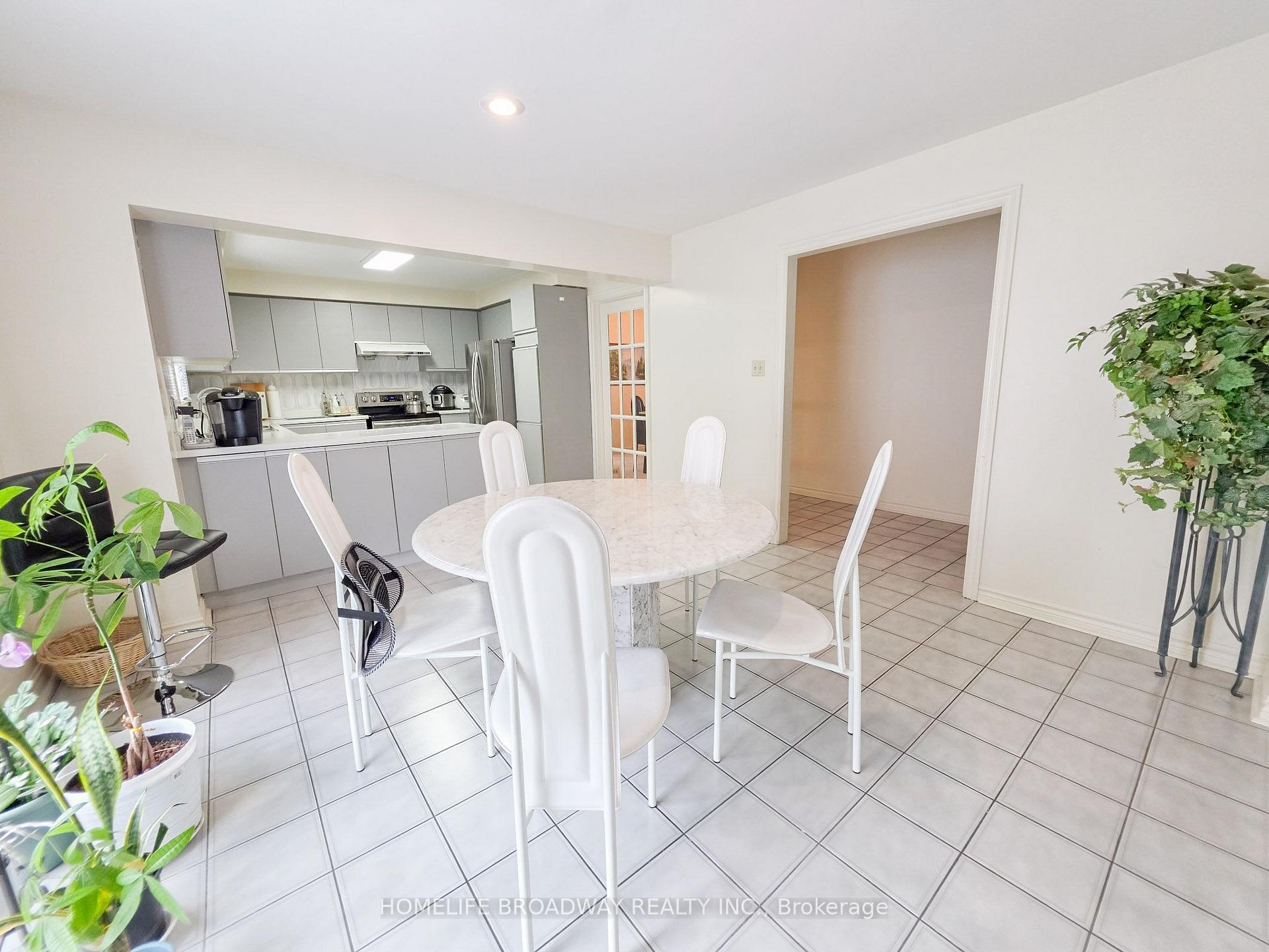 Photo 10 of 31 Hyde Park Drive, Richmond Hill, Doncrest — HOMEH